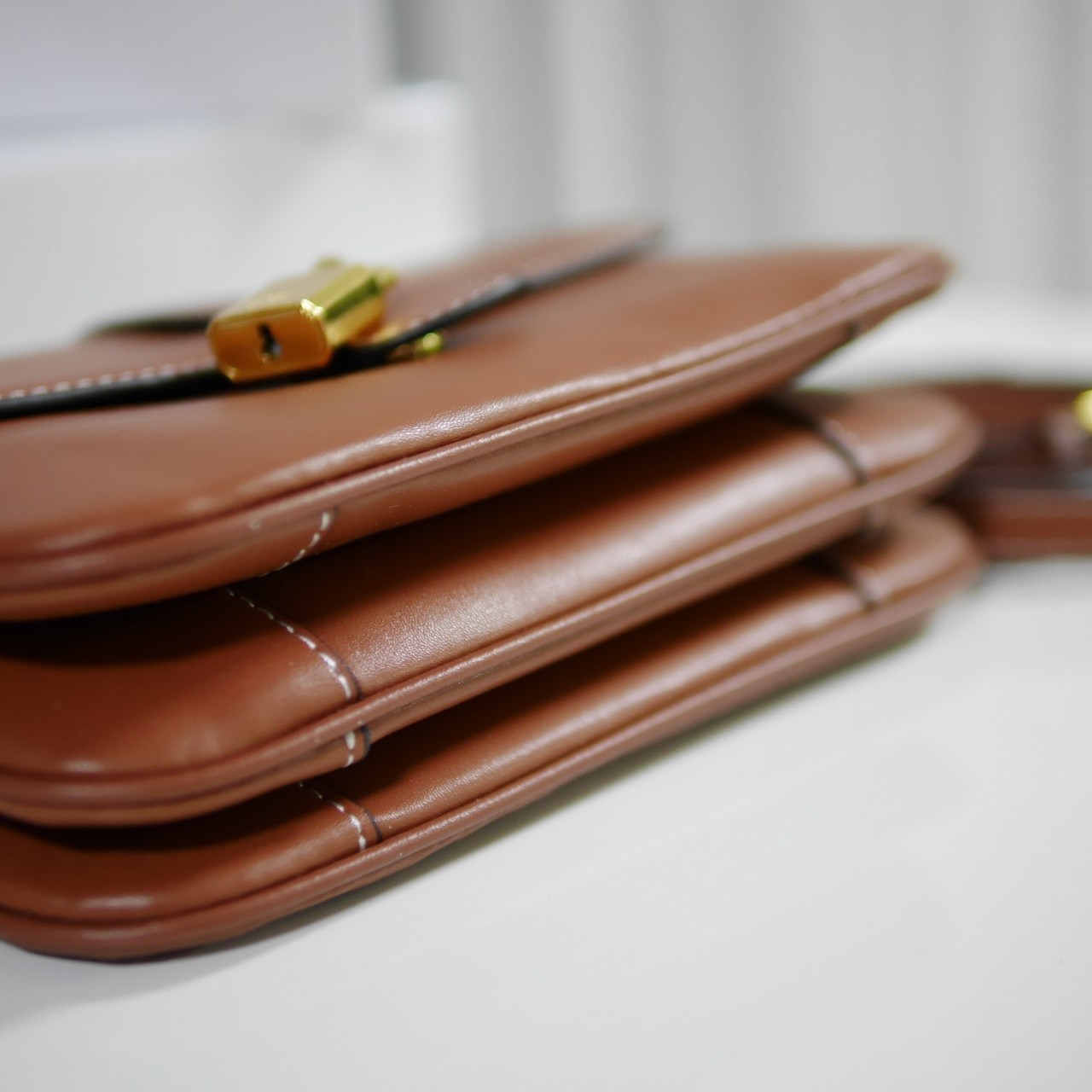 Celine Medium Tabou In Smooth Calfskin พร้อมส่งรุ่นใหม่แล้วค่า กับ CELINE SHOULDER BAG หนังเรียบสวยหรู ปรับดับพวงกุญแจสีทองด้านหน้า ด้านในเปิดด้วยด้วยกระดุม แบ่งช่องใส่ของออกเป็นสัดส่วน พร