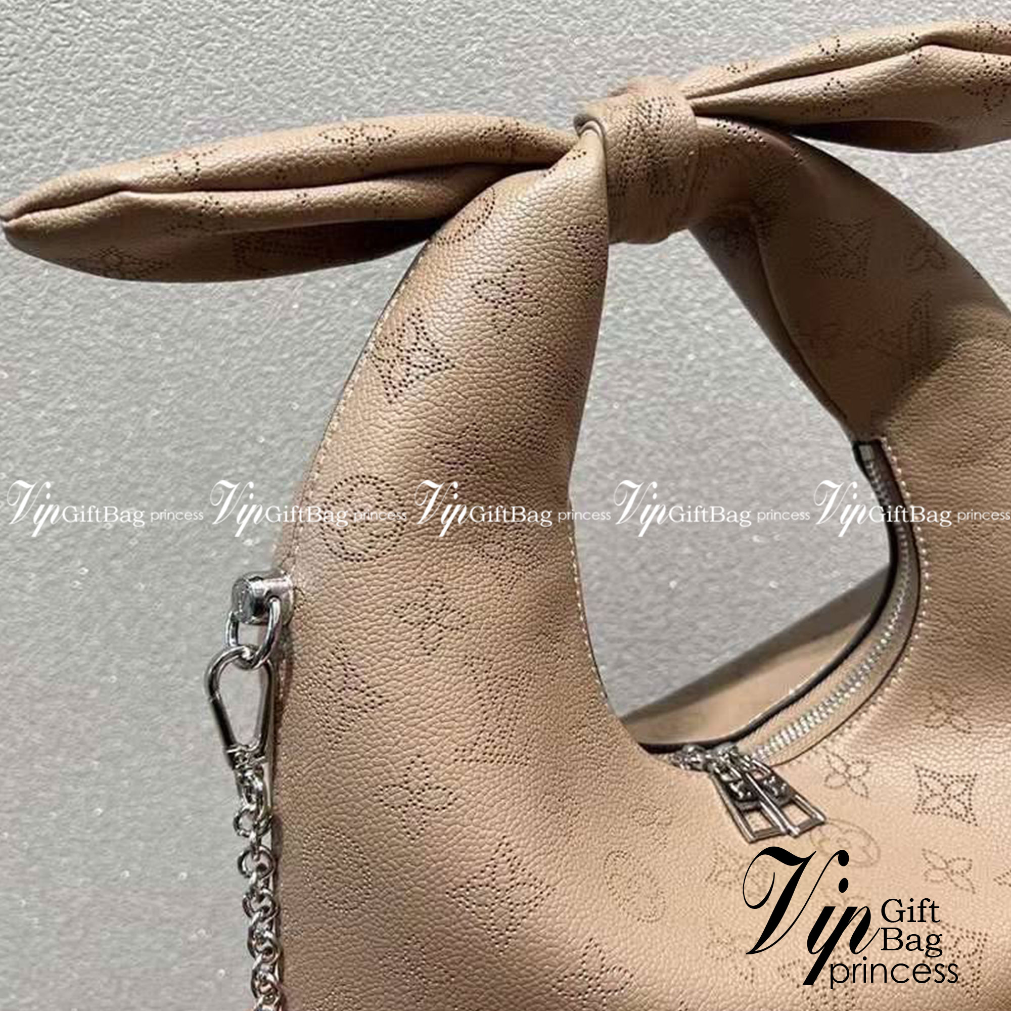 LV Why Knot PM Bag กระเป๋าสะพายงานแบรนด์ ผูกโบว์น่ารัก แต่คงความคลาสสิก งานหนังสวย ดีไซน์หรูหรา แมทช์กับการแต่งตัวง่าย จึงครองใจสาว ๆ ได้ไม่ยาก ไม่ว่าลุคไหนกระเป๋าใบนี้ก็คอมพลีทลุคได้อย่างสมบูรณ์แบบ ภาพถ่ายจากงานขายจริง ใช้งานต่างประเทศได้