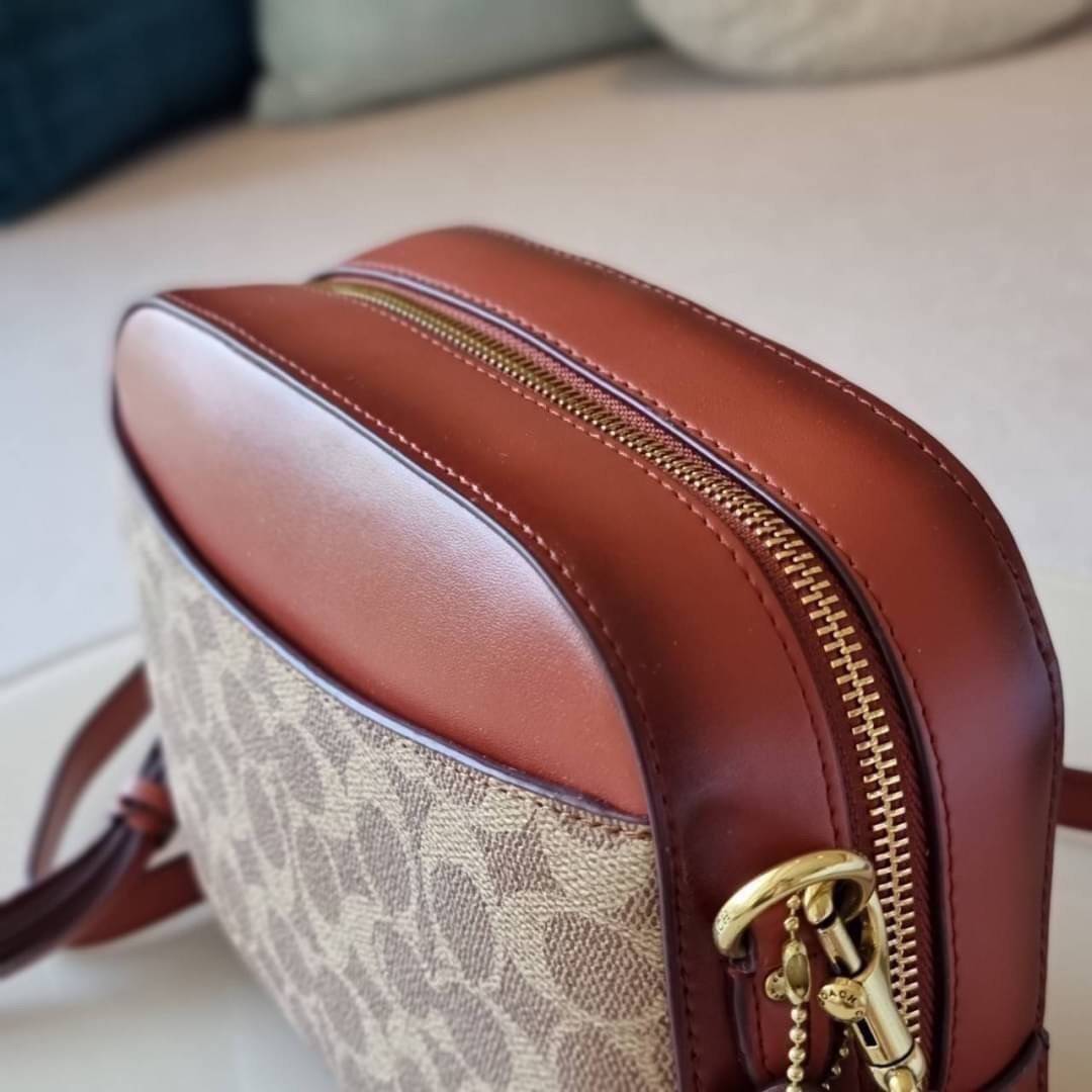 COACH 31208 CAMERA BAG IN SIGNATURE CANVAS รุ่นหายาก กระเป๋า crossbody ทรงกล่องสวยหรู ดีไซน์ลงตัว สีแทนรัสท์โดดเด่น วัสดุหนังแคนวาสเคลือบลาย ตัดด้วยอะไหล่ทองเหลือง สวยเข้ากันสุดๆ!! เปิด-ปิดกระเป๋าด้วยซิปพวงหนัง ภายในโล่งกว้าง ใส่ของสำคัญได้ครบ ใบนี้ใบเดีย