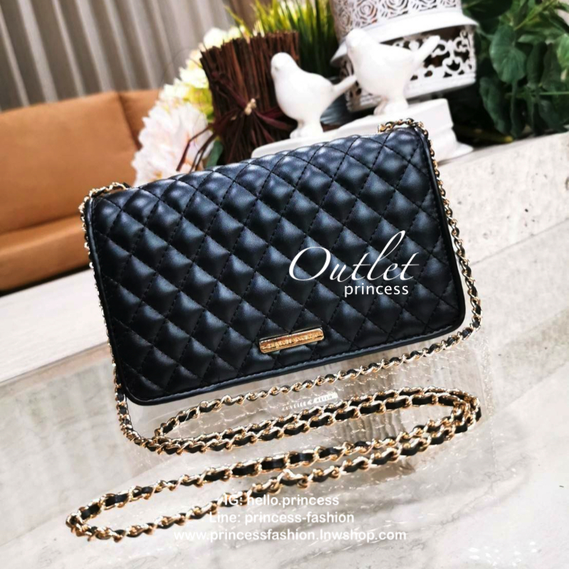 CHARLES & KIETH MINI CLUTCH BAG กระเป๋าสะพายทรงคลัชรุ่นยอดนิยมดีไซน์คลาสสิควัสดุหนังนิ่มลายตารางสวยอยู่ทรงขนาดมินิสไตล์ Chanel เปิดปิดด้วยตัวล๊อคแบบบิดอะไหล่ทอง ด้านหลังประดับโลโก้แบรนด์สวยดูดี มาพร้อมสายสะพายโซ่ร้อยหนัง Crossbody ได้สามารถซ้อนสายสะพายไหล