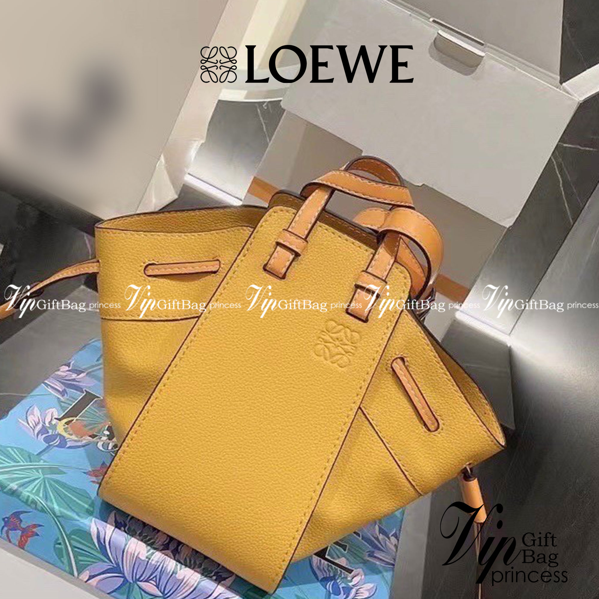 Loewe Small Hammock Leather Bag พร้อมส่ง 6 สี กระเป๋าถือหรือสะพาย รุ่น Rare items สุดๆ วัสดุหนังแท้ Calfskin หนังสวยดีไซน์มีเอกลักษณ์ ใบขนาดกำลังดี น้ำหนักเบา สามารถปรับได้หลายทรง ด้านข้างมีซิปปรับขยายได้ ภายในโล่งกว้าง ใส่กระเป๋าสตางค์ กล้อง มือถือ ของใช