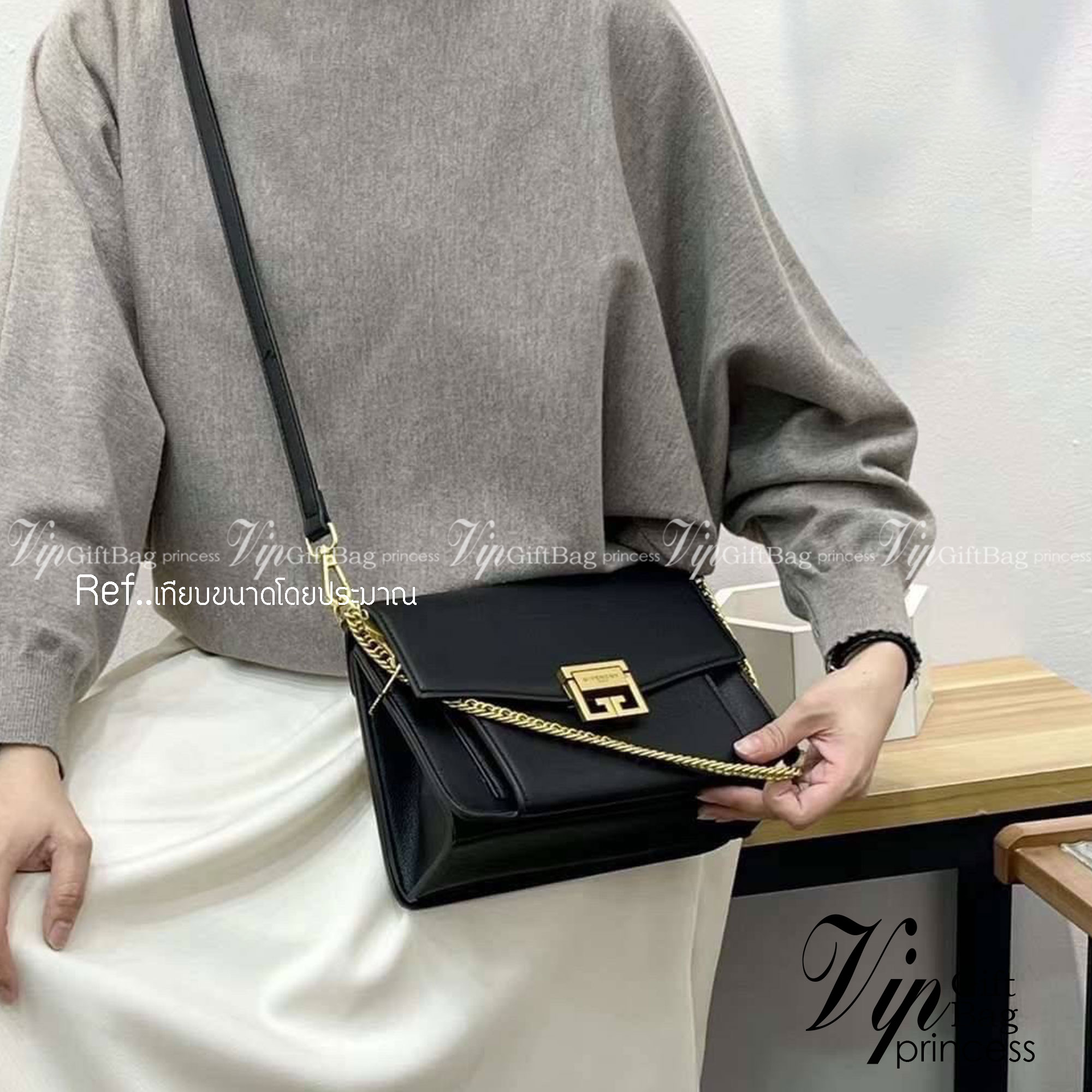 Givenchy GV3 Small Leather 25cm รุ่นยอดนิยม กระเป๋าสะพายหนัง เปิดหน้า อะไหล่ทอง งานสวยเป๊ะอะไหล่ปั้มทุกจุดสวยหรู ดูเป็นคนมีเทสดีเลยค่าา ดีไซน์คือสวยมีคลาส มีระดับสุดๆ พร้อมสายโซ่อะไหล่ทอง ละมุนตามากค่าา