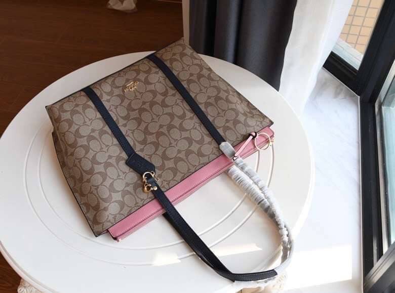 COACH 2319 MAY TOTE IN COLORBLOCK SIGNATURE CANVAS กระเป๋าโท้ท ดีไซน์ใหม่ล่าสุด!! 💕💕 เก๋ตรงปากกระเป๋า คล้ายกระเป๋าซ้อนในตัว สีตัดกับตัวกระเป๋าได้อย่างลงตัว ทรงสวย ใบใหญ่ใส่ของได้เยอะ เปิด-ปิดด้วยซิป รูดใช้งานง่าย ภายในโล่งกว้าง ด้านหลังมีช