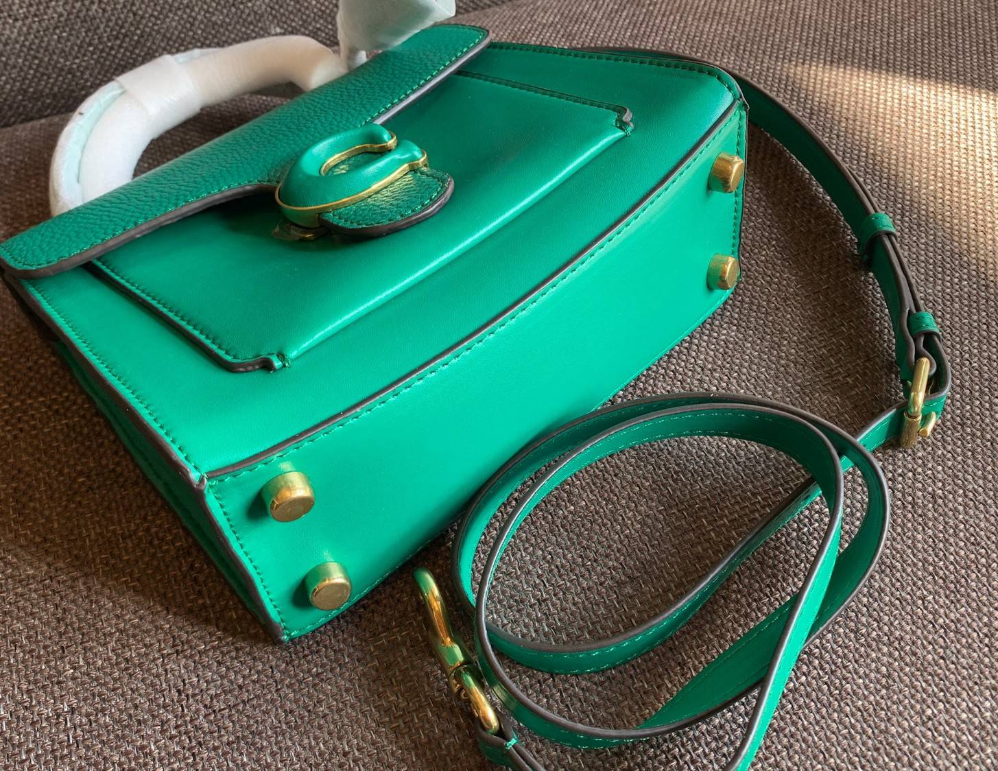 COACH TABBY TOP HANDLE 20 พร้อมส่งที่ไทยค่ะ! กระเป๋าหิ้ว//สะพายข้างได้ หนังแท้อย่างดี กหนึ่งใบทำหนังสองลายได้อย่างสวยงาม พร้อมโลโก้รุ่นใหม่ล่าสุดดูดีมากๆค่ะ เปิดปิดกระเป๋าแบบกดล็อค ภายในมีช่องหลักสองช่อง ใส่มือถือได้ทุกรุ่น;กระเป๋าเงินใบกลางได้;ของจำเป็นจ