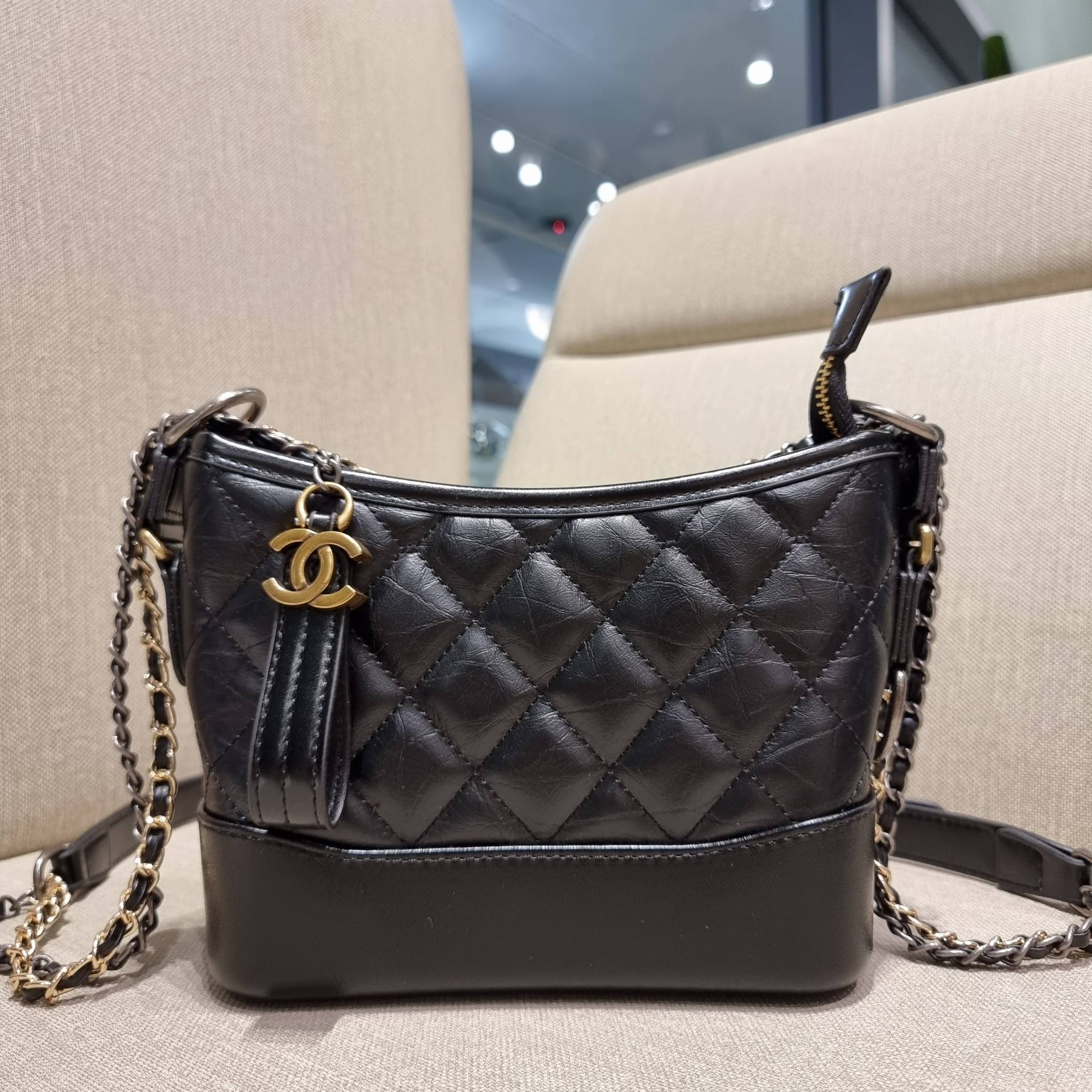 9" CHANEL SHOULDER BAG / CHANEL GABRIELLE HOBO BAG ไซส์คลาสสิค กระเป๋าสะพายข้าง/ไหล่ หนังแท้ นิ่ม หรู มาพร้อมพวงกุญแจสัญลักษณ์แบรนด์ อะไหล่พร้อมโซ่สะพายสีทองสลับสีเงินรมดำ สามารถสะพาย crossbody หรือสะพายไหล่ได้หมด สะพายแล้วขับผิวมากๆ เปิด-ปิดกระเป๋าด
