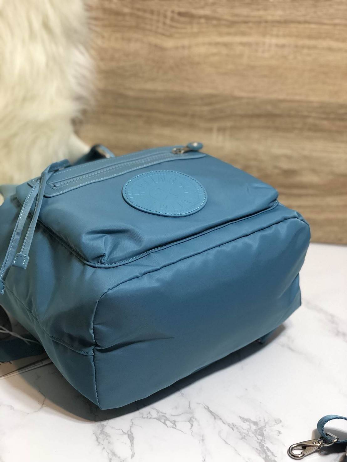 Kipling 2Way Bucket Bag กระเป๋าถือหรือสะพาย 2Way รุ่นใหม่ทรงขนมจีบวัสดุ Nylon & Polyester 100% น้ำหนักเบา ถือและสะพายได้หลายแบบจะใช้สายยาวสะพาย Crossbody หรือใช้สายคู่สะพายหลังแบบเป้ก็ดูดี หูจับถนัดมือสะพายไหล่ได้ เปิดปิดแบบ Drawstring พร้อมกระดุมแม่เหล็ก