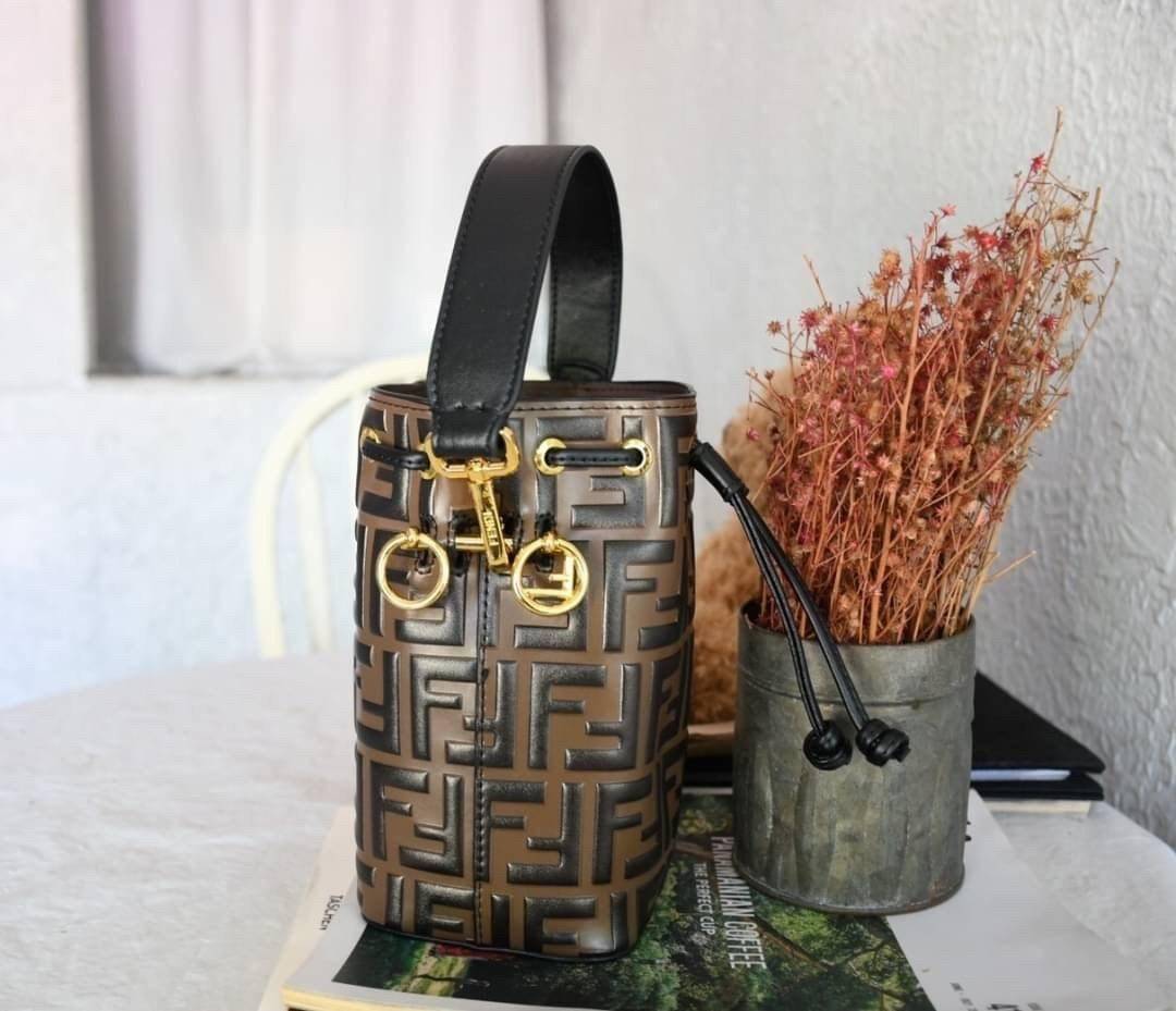 Fendi MonTresor mini Bucket Bag กระเป๋าถือหรือสะพายข้าง วัสดุหนังแท้หนังแข็ง ทรงขนมจีบ ลายแบรนด์ อะไหล่ทองหรูหรา จุของได้เยอะ น้ำหนักเบา ตั้งอยู่ทรง ด้านในโล่ง มี2สาย สายสั้น+ยาว ถอดสายได้ Crossbody ได้ สายยาวปรับระดับได้ คุ้มสุดๆ ใบนี้ไม่ควรพลาดค่ะ ดาราเ