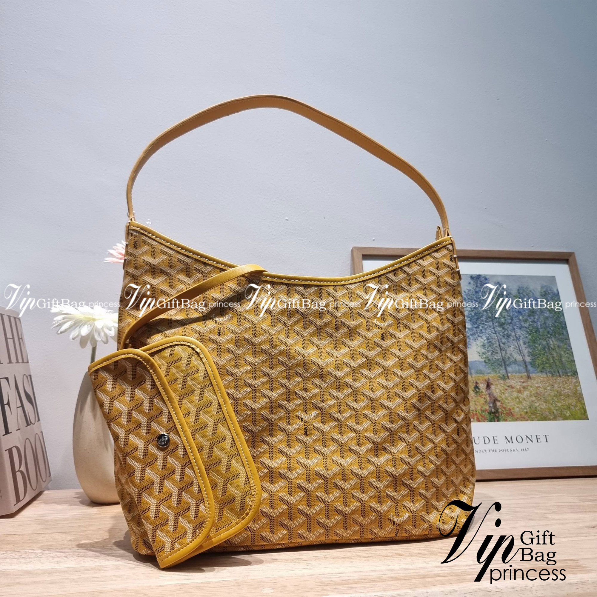 GOYARD BOHEME HOBO BAG / GOYARD HOBO กระเป๋าสะพายทรงโฮโบ ใบใหญ่จุใจ!! มาครบสีขายดี เลิศทุกสี รูปทรงคลาสสิค ดีไซน์เป็นเอกลักษณ์ วัสดุหนังแคนวาสพิมพ์ลายสวยคม ปากกระเป๋ามีซิปเปิด-ปิดกันของหล่นได้ ภายในโล่งกว้างมาก มาพร้อมสายคล้องในตัว ทนทาน สะพายสวยๆได้ทุกวั