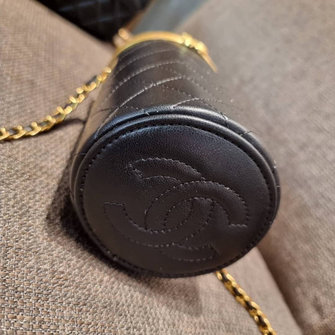 VIP 🥂 เซ็ทคือที่สุดของความคุ้ม CHANEL GIFT BOX SET สุดหรูชวนให้สะสม สุดยอดไอเท็มหายากพร้อมเสิร์ฟครบชุด สุดคุ้ม มาพร้อมกระเป๋าสะพายถึง 2 ใบ สุดหรูลิมิเต็ด หาไม่ได้ง่ายๆ ในคอลเลคชั่นภายในสีทอง และที่พิเศษยังมีน้ำหอมตัวท็อปมาให้อีก chanel no.5 ที่แสน