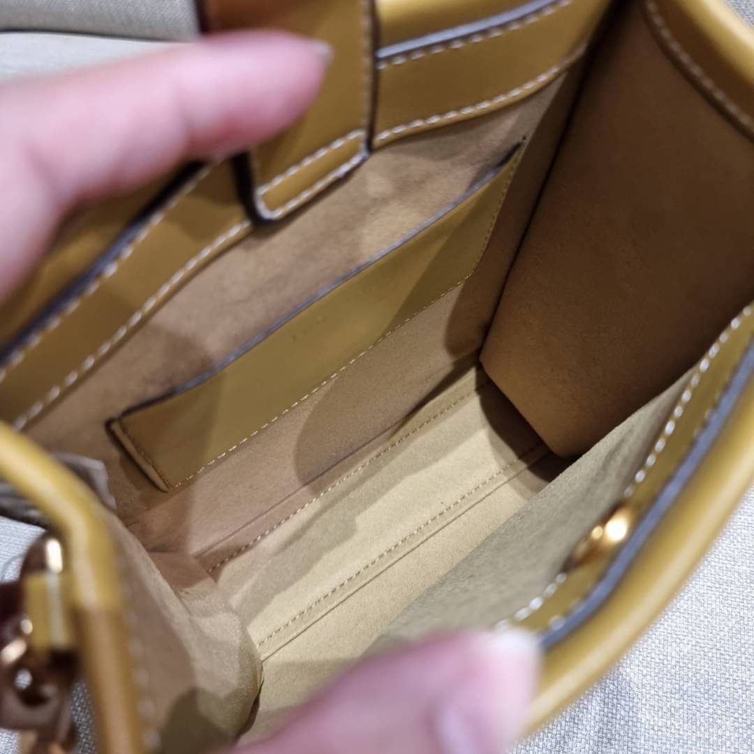 TORY BURCH T MONOGRAM EMBOSSED MINI TOTE สุดหรูกับกระเป๋าสะพายทรงโท้ท ไซส์มินิ ที่สร้างความหรูหราให้ตัวกระเป๋าด้วยดีเทลลายนูน แต่งแต้มลวดลายเอกลักษณ์ สีลูกคุณมากๆ!! วัสดุหนังแท้ ผิวสัมผัสดี ปากกระเป๋ามีแถบแม่เหล็กกันของหล่นได้ ภายในโล่ง ใส่ของจำเป็นได้ โท