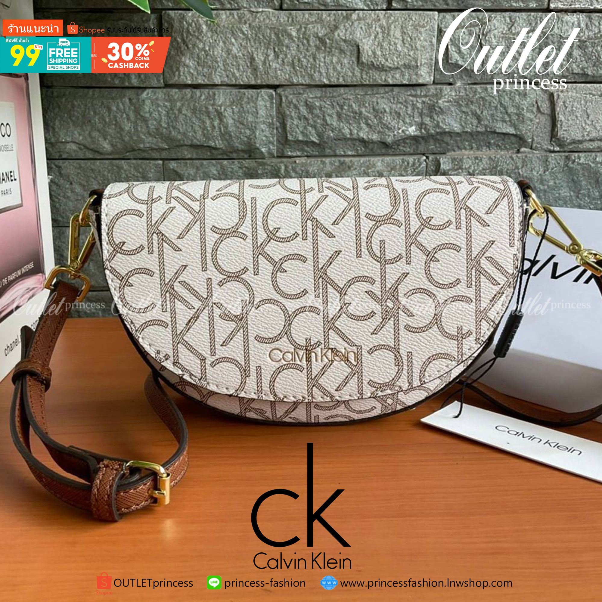 ของแท้ 💯% Calvin Klein Monogram Crossbody Bag กระเป๋าสะพายทรงครอสบอดี้ กระเป๋าคลัทช์ ทรงครึ่งวงกลม ขนาดน่ารัก ลายโมโนแกรมรอบใบ