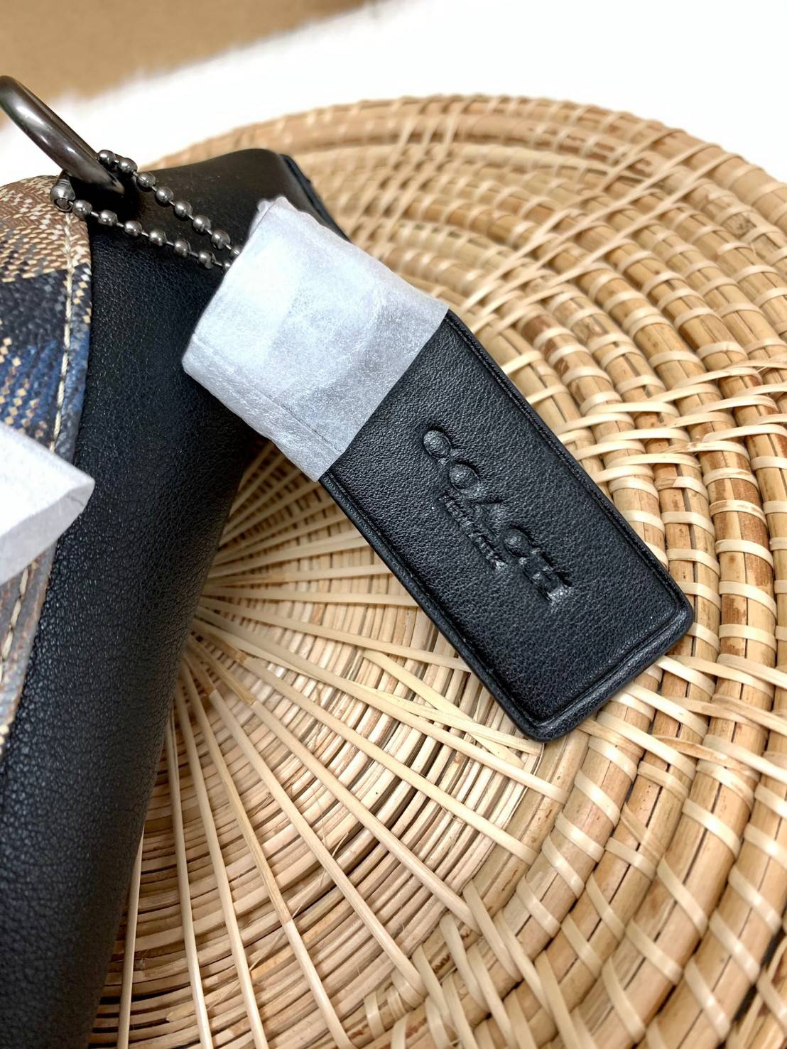 OUTTLET 】COACH WARREN BELT BAG IN SIGNATURE WITH PLAID PRINT ใบใหญ่คะ! ((83001)) สีเข้าใหม่ เอาใจวัยโจ๋ไปเลยจ้าา กระเป๋าคาดอกด้านหน้า//คาดไปทางด้านหลัง//หรือคาดเอวได้ ตามแต่ความถนัดได้เลยนะคะ หนังแท้ ด้านหน้าปริ้นลายสก๊อต+โลโก้แบรนด์ ได้สวยงามมากค่ะ กระเป