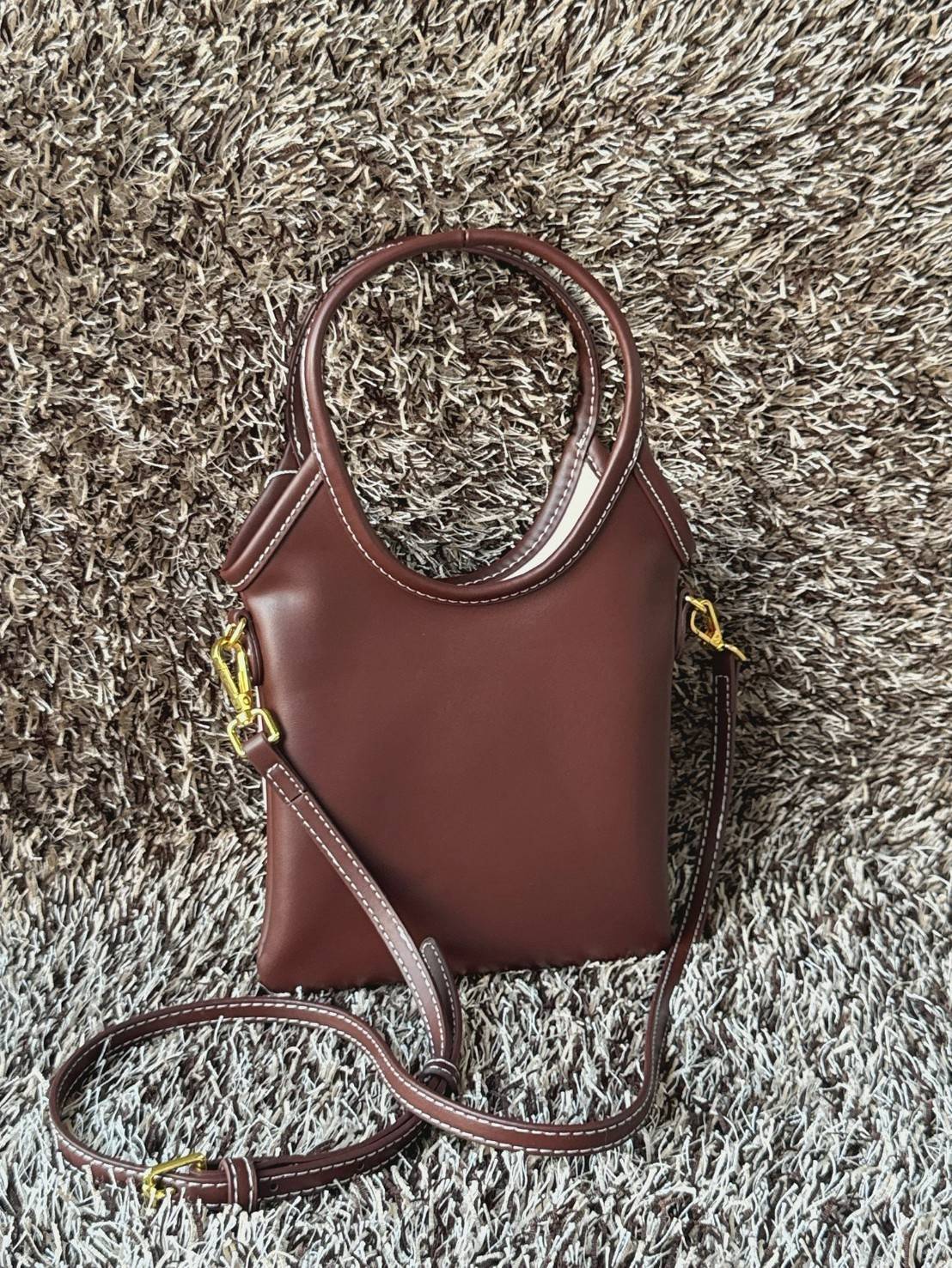 MIU MIU IVY leather handbag / Miu Miu ivy mini tote กระเป๋าสไตล์คลาสสิก มาในดีไซน์เรียบแต่โก้ ให้ลุคที่ดูเท่มั่นใจ สามารถถือและสะพายได้ จุดเด่น ที่โลโก้หนังตัวนูน ที่เสริมให้กระเป๋าดูแฟชั่นและทันสมัย