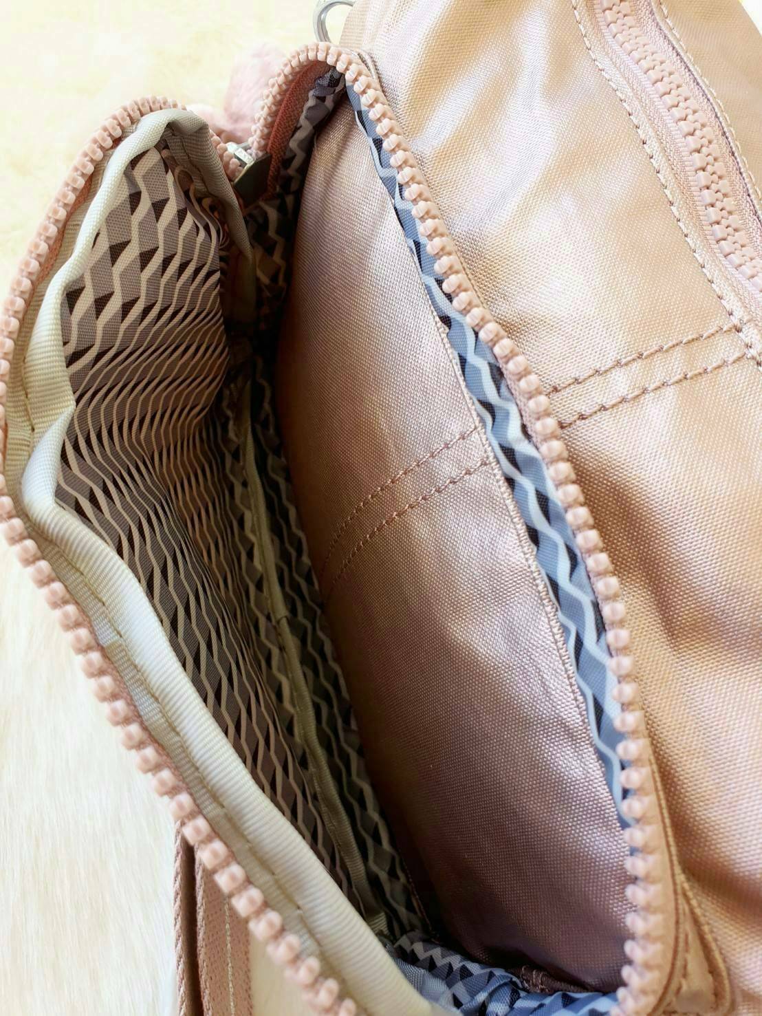 KIPLING RETH(K13549) กระเป๋าทรงสวยรุ่นยอดนิยม ขนาดกำลังดี มีช่องใส่ของหลากหลายช่องทำให้เก็บของได้เป็นสัดส่วน จุสัมภาระได้ดีเลยค่ะ สายสะพายปรับระดับสั้น-ยาวได้ สามารถสะพายพาดลำตัวได้นะคะ ห้ามพลาดเลยค่ารุ่นนี้