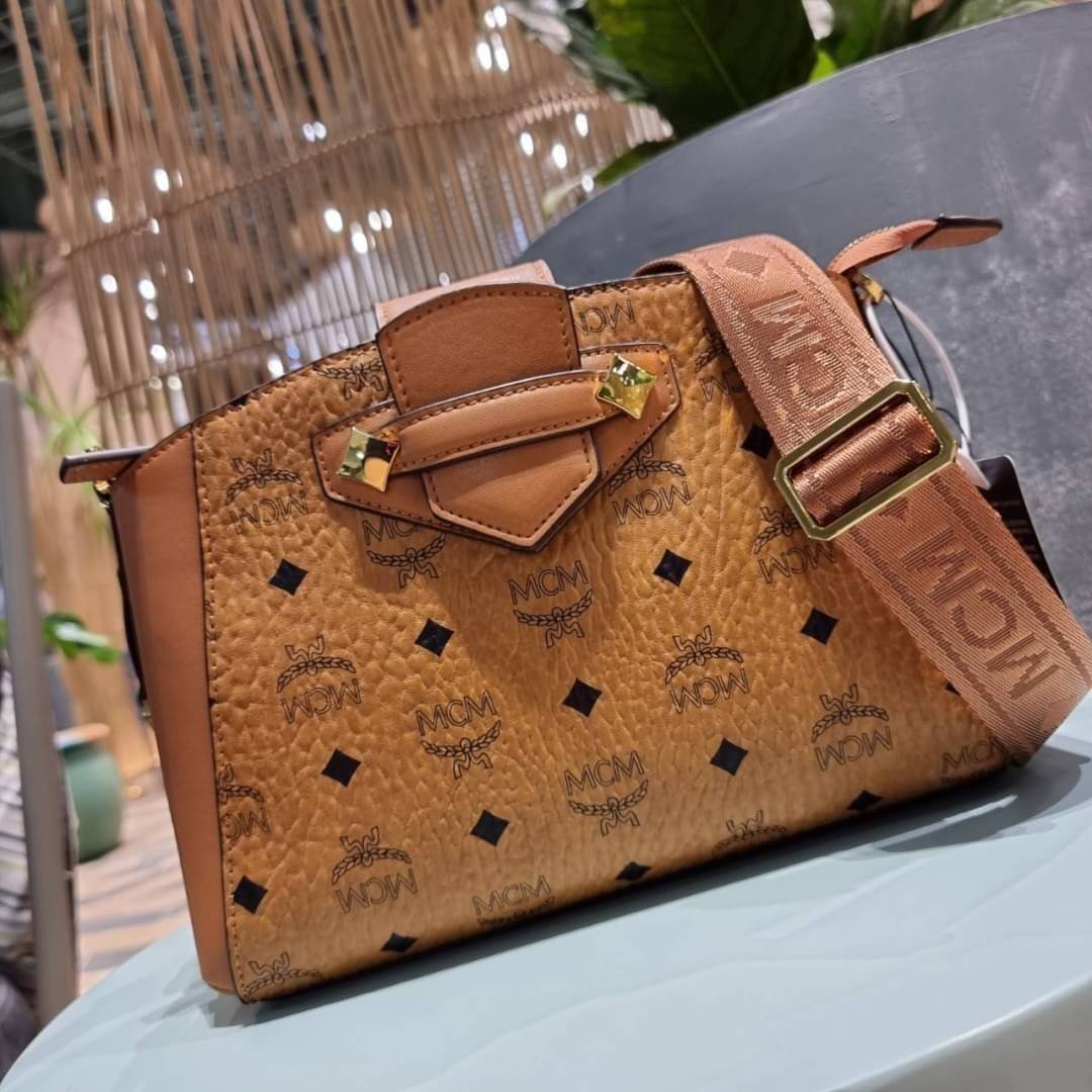 M.C.M ESSENTIAL VISETOS ORIGINAL SMALL CROSSBODY BAG กระเป๋าสะพายข้าง ขนาดกำลังดี สวยอยู่ทรง ดีไซน์เป็นเอกลักษณ์ วัสดุหนังแคนวาสสลับหนังแท้ พริ้นท์ลายเต็มใบ ดูหรูมาก!! เปิด-ปิดกระเป๋าด้วยสายคาดแม่เหล็ก และซิปรูดกันของหล่น มาพร้อมสายสะพาย crossbody ปั๊มลาย