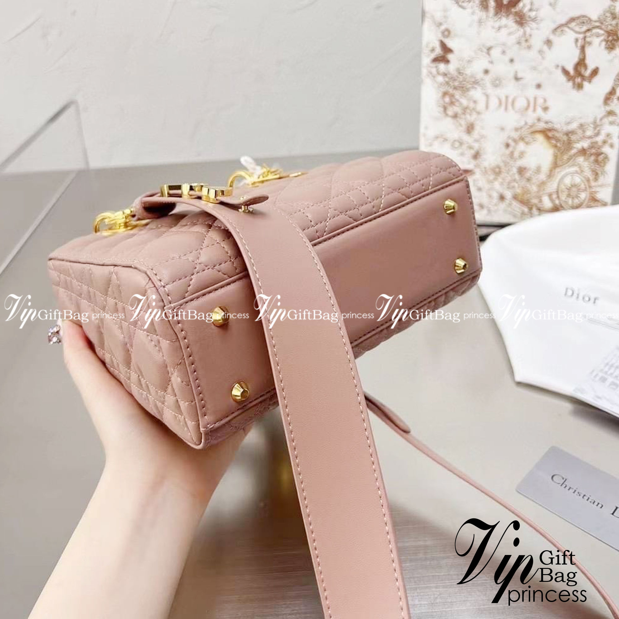 DIOR Lady / Small Lady Dior Bag Cannage Lambskin กระเป๋าสุดไอคอนิก รูปทรงสีเหลียม ขนาดกระทัดรัด ตั้งอยู่ทรง ฐานกระเป๋าแข็งแรง มีหมุดรองฐาน ดีไซน์เอกลักษณ์เฉพาะตัว ด้านหน้าตกแต่งด้วยตัวอักษร D.I.R ห้อยเป็นพวงกุญแจ จะถือหรือสะพายไหล่ก็ดูดีมากๆ ค่ะ