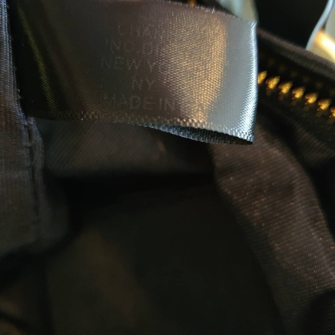 Chanel Hobo Bag รุ่นใหม่ล่าสุด ทรงที่สาวๆรอคอย CHANEL LEATHER TOTE BAG ทรงสวยเรียบหรู เนื้อหนาดีมาก อะไหล่ทองวินเทจ ประดับโลโก้แบรนด์สุดหรู