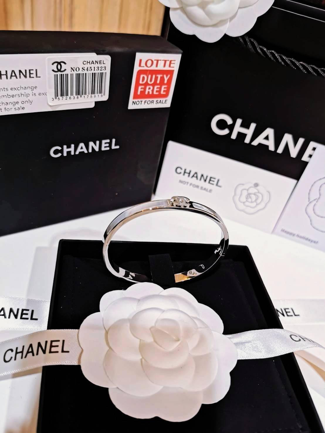 CHANEL BANGLE BRACELET VIP สุดเลอค่า ไอเท็มหายากชวนสะสมดีไซน์สวยคลาสสิคเลอค่า ไอเท็มแบบนี้นานๆจะหลุดมาให้ช้อปจะซื้อใช้เองหรือมอบเป็นของขวัญก็เลิศหรูดูดี สินค้ามาใน Original Package ไอเท็มหายากห้ามพลาดค่ะ!