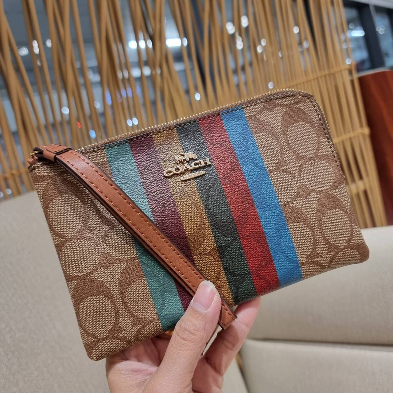 COACH C5624 LARGE CORNER ZIP WRISTLET IN SIGNATURE CANVAS WITH STRIPE สีใหม่กับคอลเลคชั่นที่ปังข้ามปี ฮิตไม่เลิก!! กระเป๋าคล้องมือ ดีไซน์ลายแถบสี สดใสน่าใช้มาก!! ขนาดเหมาะพกพา วัสดุหนังแคนวาส ภายในใส่ธนบัตร หรือใส่บัตร ใส่เหรียญ ได้หมด!! iphone13 pro ใส่ไ