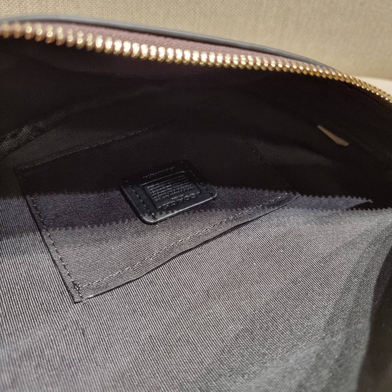 COACH F48740 BELT BAG IN SIGNATURE CANVAS กระเป๋าคาดอกทรง Unisex ที่ขายดีถล่มทลาย!! ขายได้ตลอดปี!! สวยเท่ทุกสี วัสดุหนังแคนวาสเคลือบคุณภาพดี ทนทาน ใช้งานง่าย ภายในเป็นช่องโล่ง เหมาะสำหรับคนที่ชอบพกอะไรง่ายๆ รับรองตอบโจทย์น้า