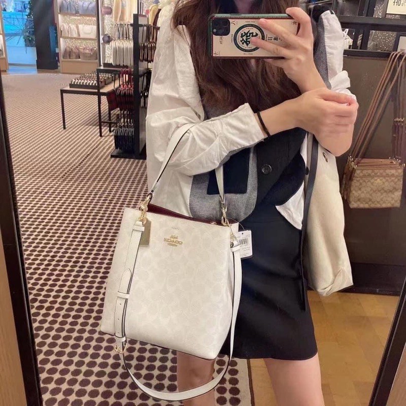 COACH 2312 SMALL TOWN BUCKET BAG IN SIGNATURE CANVAS รุ่นยอดนิยมใบเล็กมาครบสีแล้วจ้า กระเป๋าทรงบัคเก็ต สีผู้ดี๊ผู้ดี ตัวกระเป๋าดีไซน์คลาสสิคลายซี ดูโดดเด่น วัสดุหนังแคนวาสเคลือบลาย สวยคมทุกมุมจริงๆ!! เปิด-ปิดด้วยกระดุมแม่เหล็กทั้ง 2 ฝั่ง ภายในเป็นช่องโล่ง