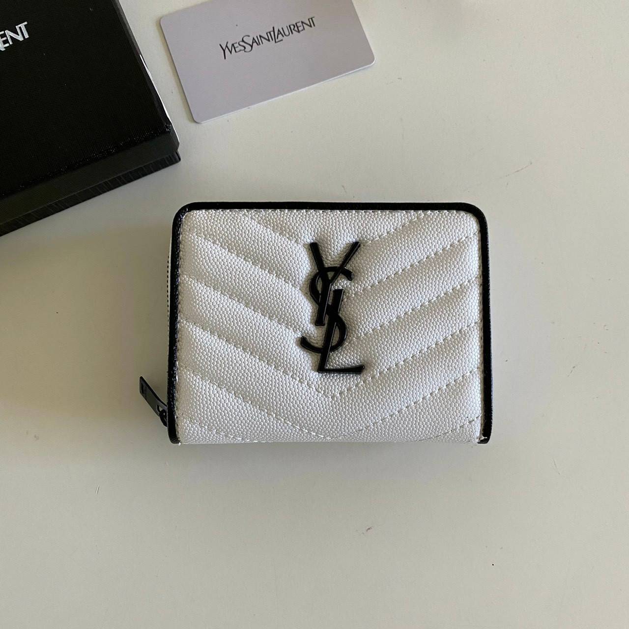 VIP GIFT 】หนังแท้ YSL Saint Laurent monogram compact zip short wallet มาแล้วจร้า ถามหากันเยอะมากๆ กระเป๋าสตางค์ใบสั้นที่ใส่แบงค์ ใส่บัตร ใส่เหรียญได้เยอะสุดๆ มีสองด้านซิปและพับ ใบเดียวครบจบเลย หนังสวยมาก ละเอียดสุดๆ