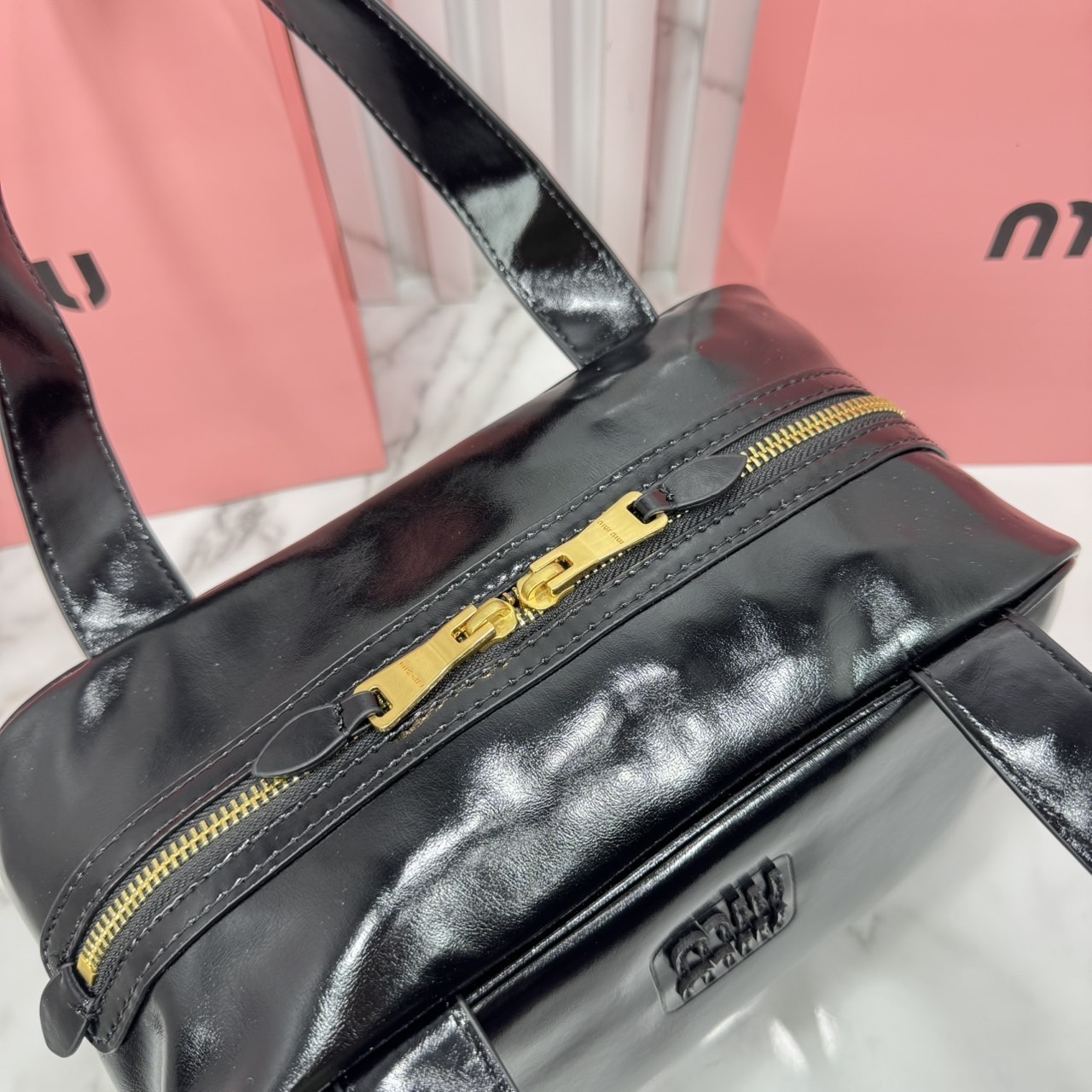 ORI หนังแท้ | Miu Miu Leather top-handle bag กระเป๋าสะพายทรง keepall เรียบแต่ฟาด หรูหราทุกองศา ใครเห็นก็ต้องเหลียว