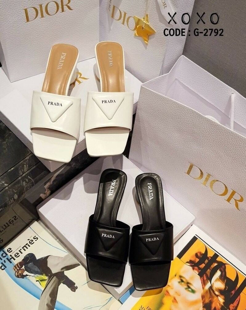 Prada งานสวม สวย เก๋ หรู วัสดุหนัง PU ส้นทรงกระบอกทรงกลม ใส่สบาย ใช้งาน ไม่เมื่อย น้ำหนักเบา ด้านหน้าติดอะไหล่แบรนด์โลโก้ทรงสามเหลี่ยม แมทส์ชุดง่าย