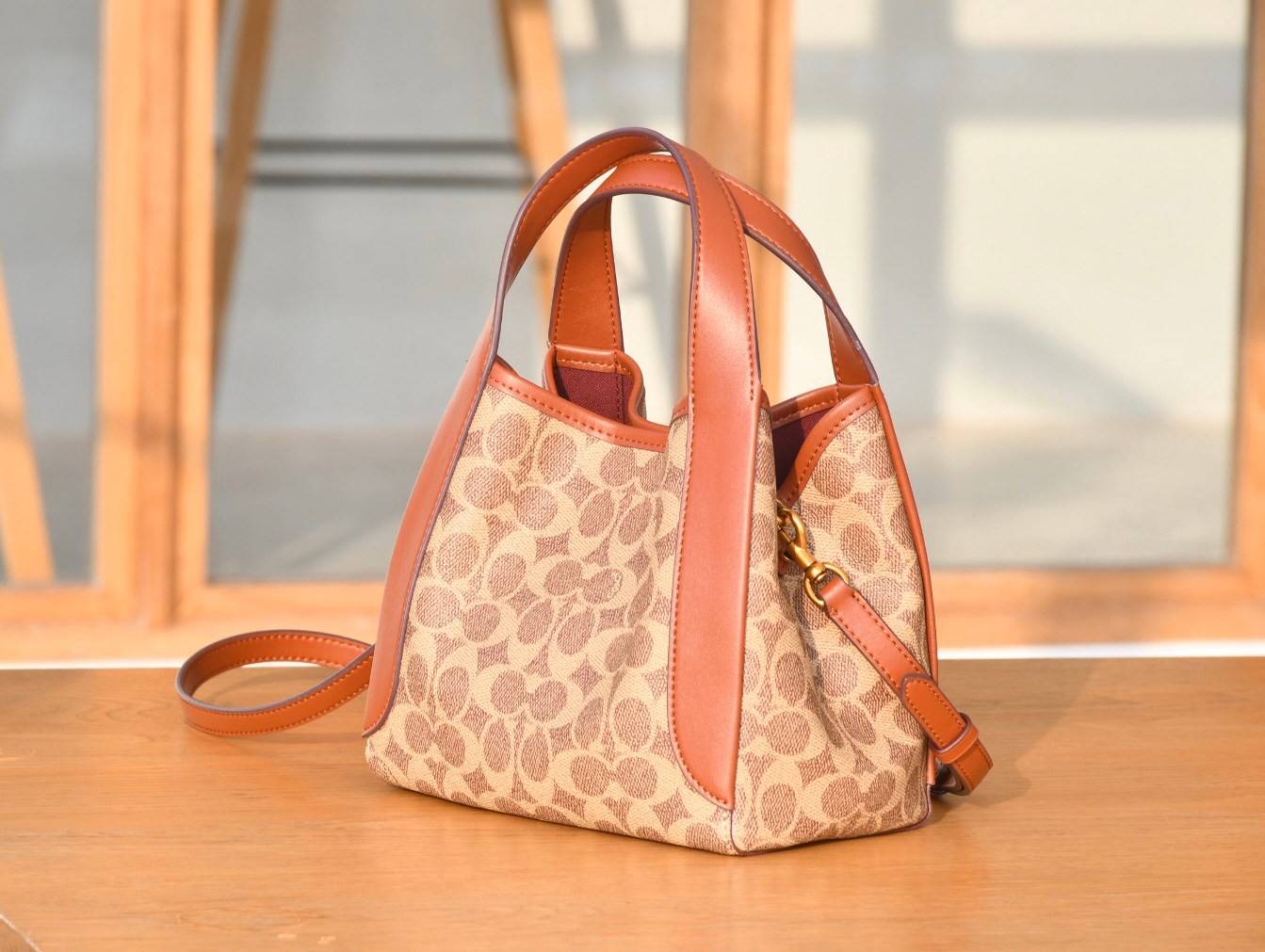 COACH HADLEY HOBO signature canvas กระเป๋าถือหรือสะพายข้าง เรียบหรู ลาย signature brand ปรับเปลี่ยนได้ 2 ทรง เปิด-ปิด กระดุมแม่เหล็ก พร้อมตะขอเกี่ยว ภายในกว้าง จุของได้เยอะ มีสายสะพายยาวถอดได้ ปรับระดับได้ค่ะ สวยหรูดูดี ใบนี้ไม่ควรพลาดค่า