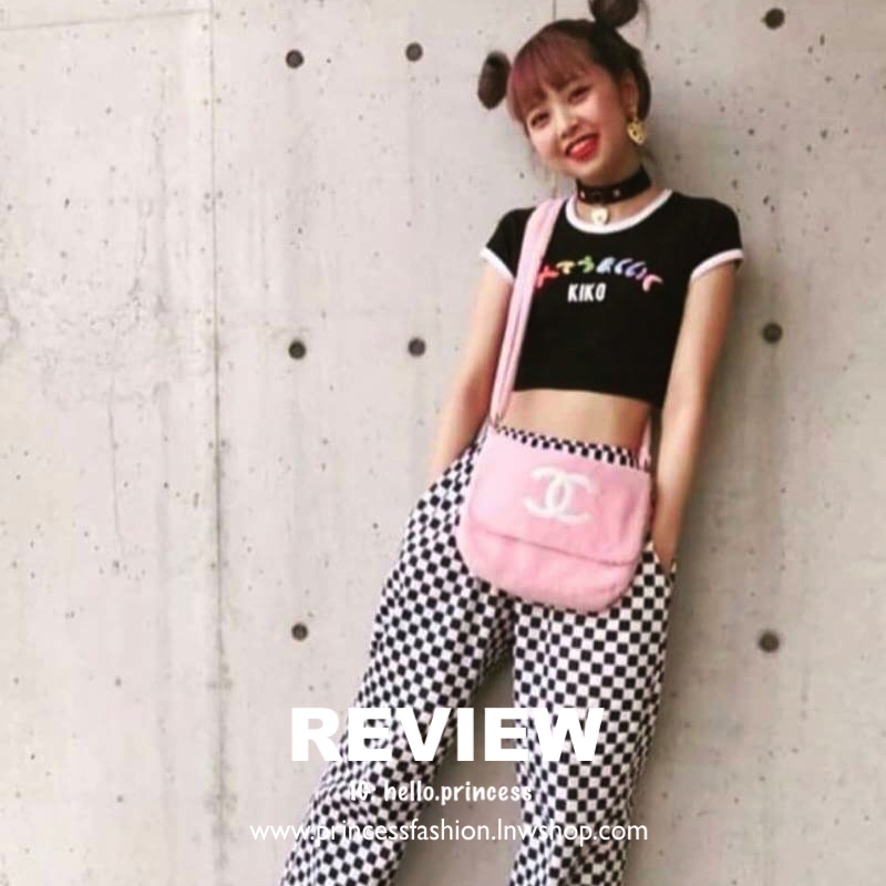 Chanel Beaute Crossbody Bag กระเป๋าสะพาย VIP GIFT ของแท้ จาก Chanel Cosmetic แท้💯 วัสดุขนวูลหนานุ่ม ตัดโลโก้แบรนด์หนังสีขาวสวยโดดเด่น น้ำหนักเบา เปิดปิดด้วยฝาปิดกระดุมแม่เหล็ก ใบใหญ่กำลังดี ใส่ iPad, กระเป๋าสตางค์ใบยาว, และของจุกจิกได้เยอะ มาพร้อม