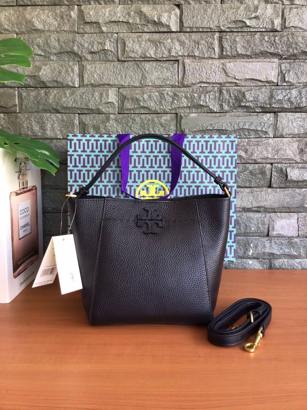 คอลเลคชั่นขายดี มากี่รอบๆ ก็หมดไวทุกรอบ!! TORY BURCH MCGRAW MINI BUCKET BAG กระเป๋าสะพาย และ ถือ คล้องแขน ทรงถัง สะพายได้ 2 ทรง ผลิตจากหนังแท้ หนังลูกวัว หนังนุ่ม หนังหอม น้ำหนักเบามากกก!! หนังลื่น นิ่มสวยมากๆ!! ด้านหน้าประดับโลโก้แบรนด์ ภายในโล่งกว้าง มี