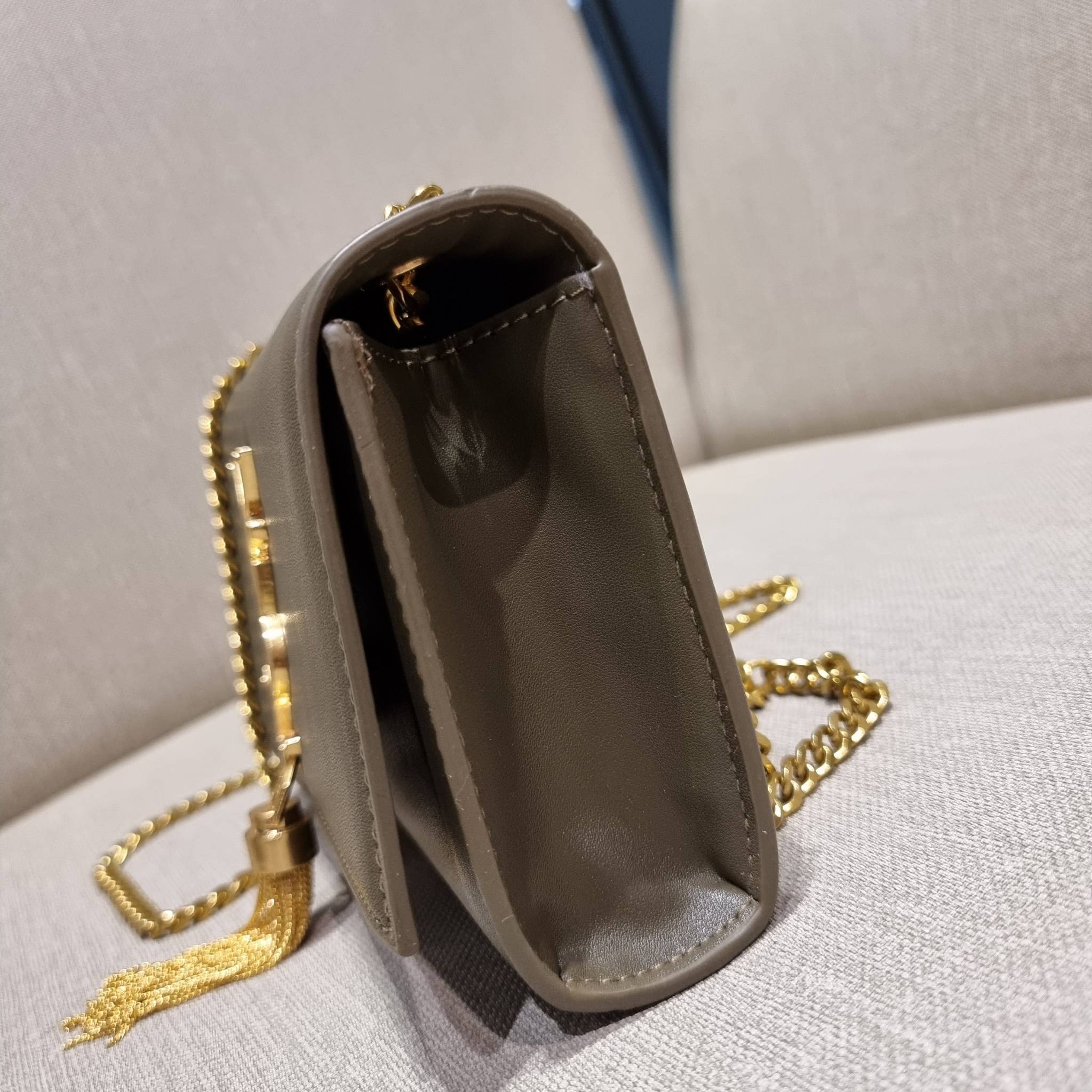 Yves Saint laurent small kate bag สุดหรู ทรง woc ที่แสนจะฮอตปรอทแตก ดีไซน์เรียบ แต่แอบมีดีเทลความหรูที่พู่ห้อยสีทองโดดเด่น เพิ่มความแพงอีกหนึ่ง วัสดุหนังแท้สัมผัสดีงาม ใช้งานง่ายเพียงแค่เปิด-ปิดด้วยกระดุมแม่เหล็ก ภายในเป็นช่องโล่ง มีช่องใส่บัตร ใส่มือถือ 