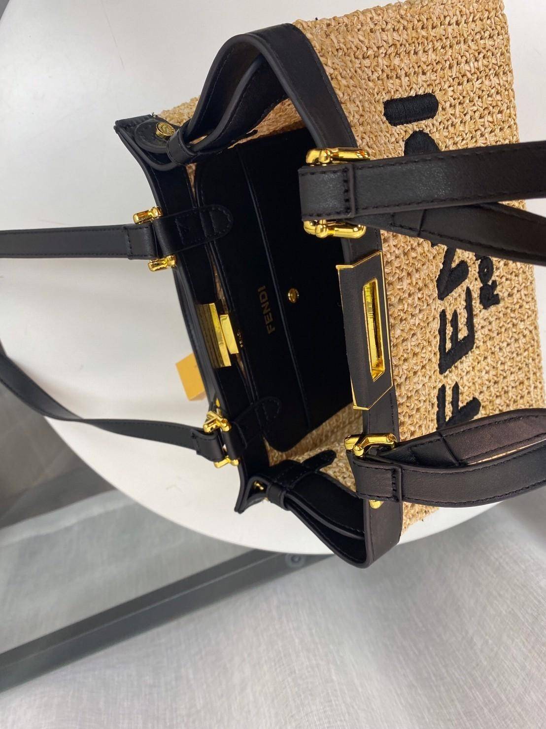 Fendi New Tote Gift bag กระเป๋าสานถือหรือสะพายข้าง ด้านหน้าปักโลโกแบรนด์ อะไหล่ทองหรูหรา น้ำหนักเบา ด้านในโล่ง จุของได้เยอะ สายสั้นสายยาวถอดสายไม่ได้ พับเก็บด้านในกระเป๋าได้ เหมาะกับวันสบายๆ ใบเดียวเที่ยวได้หมดไม่มีเอ้า จะถือหรือสะพายข้างก็เริ่ด ใบนี้เรีย