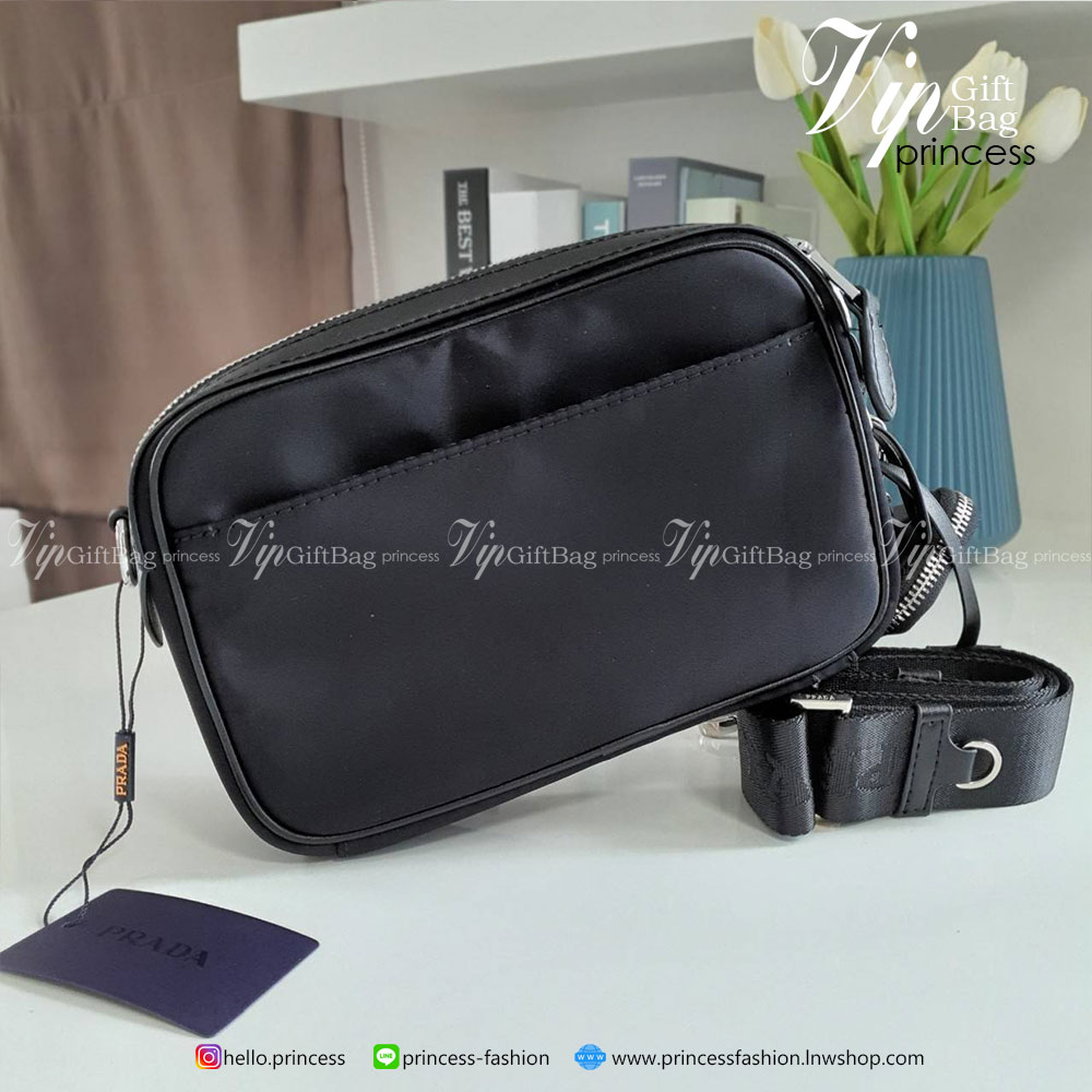 Prada วัสดุทำจาก หนังสลับNylon สามารถกันน้ำได้ ตัวกระเป๋าอยู่ทรงสวย ขนาดกำลังพอดี ไม่เล็กไม่ใหญ่ไป แถมมากับกระเป๋าห้อยใบเล็กคุ้มสุดๆ #อะไหล่เงินทั้งใบ ด้านหลังมีช่องใส่ของ เปิดปิดด้วยซิป ภายใน มีโลโก้แบรนด์ และช่องใส่ของแยก บุผ้าลายแบรนด์ สามารถใส่ มือถือ