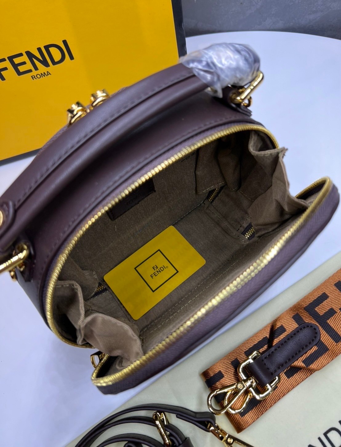 หนังแท้ FENDI CROSSBODY BAG / fendi circle bag / Fendi Round Monogram Crossbody Bag กระเป๋าสะพายทรงกลมสวยเด่น มีดีเทลเพิ่มความหรู ด้วยสีของอะไหล่ วัสดุหนังแคนวาสสลับหนังแท้ ภายในโล่งกว้าง มีช่องซิปแยกให้อีก ใช้งานง่าย พร้อมสายสะพาย 2 เส้น สายสะพายครอสปรับ