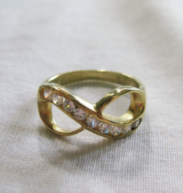 แหวนอินฟินิตี้ประดับเพชรเนื้อทองเหลืองเสริมเรื่องความรักการงานค่ะ