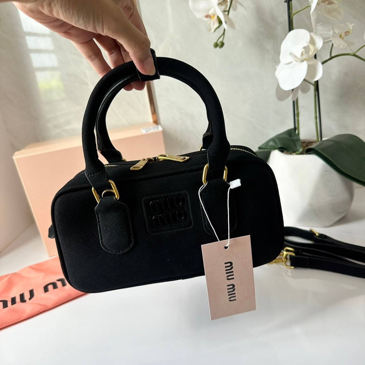 MIU MIU Arcadie padded suede top-handle bag กระเป๋าถือ/สะพาย คอลใหม่ล่าสุด รุ่นฮอทดีไซน์เหลี่ยม งานกำมะหยี่หนังกลับสวยละมุน น่ารักน่าใช้มากค่ะ