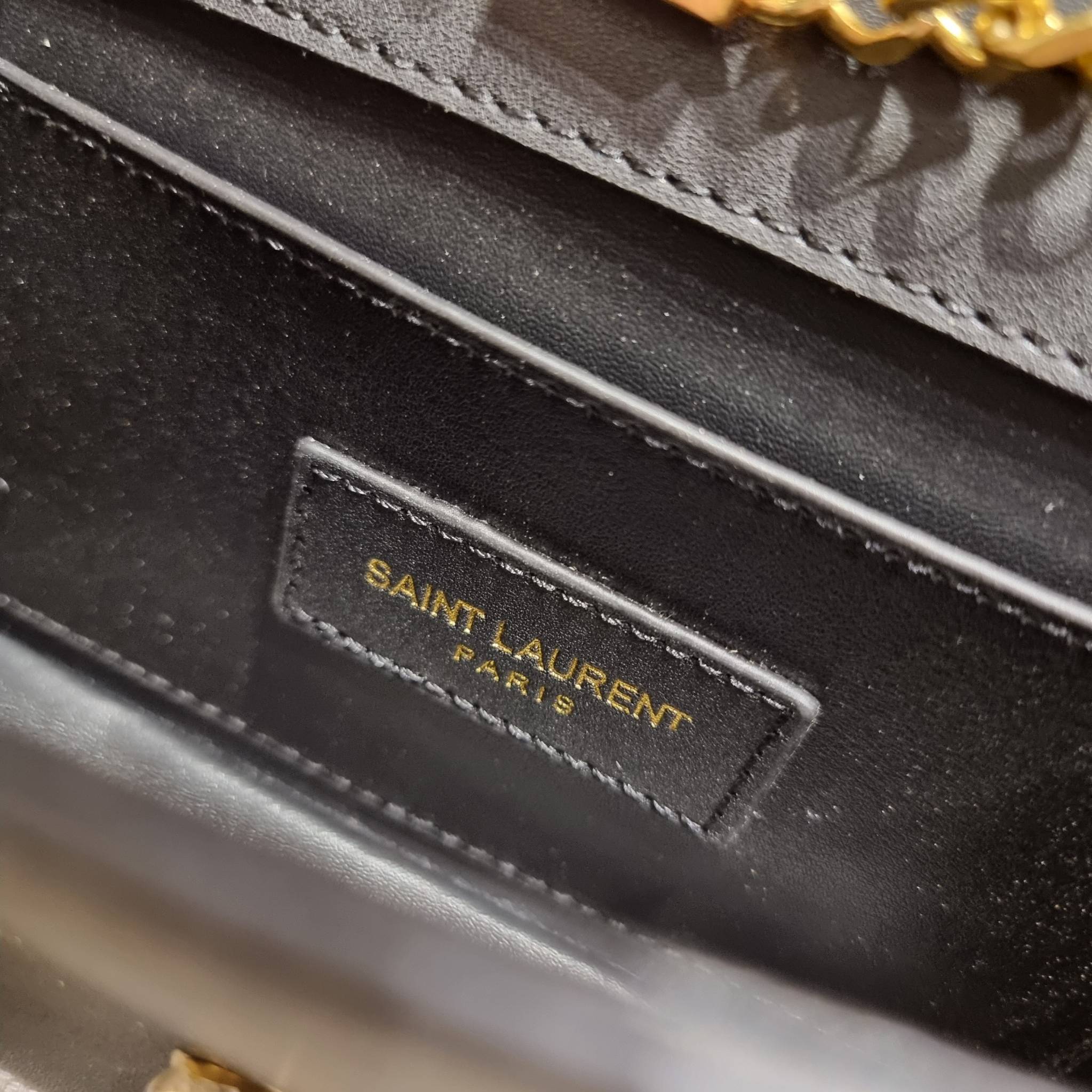 Yves Saint laurent small kate bag สุดหรู ทรง woc ที่แสนจะฮอตปรอทแตก ดีไซน์เรียบ แต่แอบมีดีเทลความหรูที่พู่ห้อยสีทองโดดเด่น เพิ่มความแพงอีกหนึ่ง วัสดุหนังแท้สัมผัสดีงาม ใช้งานง่ายเพียงแค่เปิด-ปิดด้วยกระดุมแม่เหล็ก ภายในเป็นช่องโล่ง มีช่องใส่บัตร ใส่มือถือ 