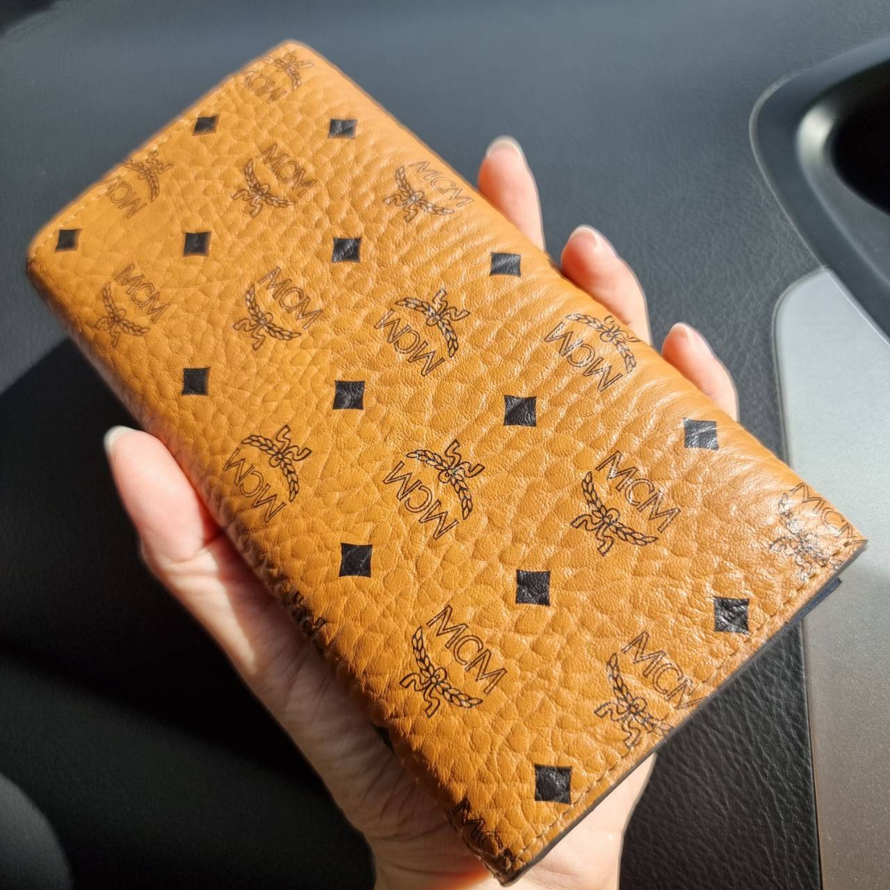 M.C.M TRIFOLD LONG WALLET IN VISETOS กระเป๋าสตางค์ใบยาว คอลเลคชั่นยอดนิยม รุ่นฝาพับ unisex ใช้ได้ทั้งหนุ่มๆและสาวๆน้า ใช้งานง่าย พกพาง่าย วัสดุหนังแคนวาสคุณภาพดี เปิด-ปิดด้วยกระดุม ภายในเป็นหนังแท้ นิ่ม สวย ใส่บัตรได้เยอะ ใส่ธนบัตรได้ทุกช