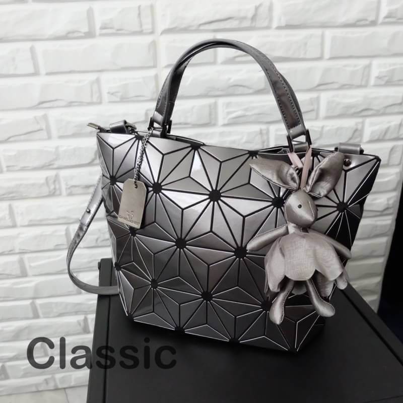 สีเข้าใหม่ล่าสุด ลาย Limited edition หายาก 👍ปรับทรงได้ 2 แบบ น่ารักมาก สี Gloss grey สวยที่สุด มาพร้อมกระต่ายเข้า set เลิศคะ กระเป๋า จากแบรนด์ David Jones กระเป๋าสะพายข้างดีไซน์เกร๋มาก สีสวยหรูมาก ขนาดกะลังดีเลย น้ำหนังเบามากคะ ภายในมีช่องเก็บของจ