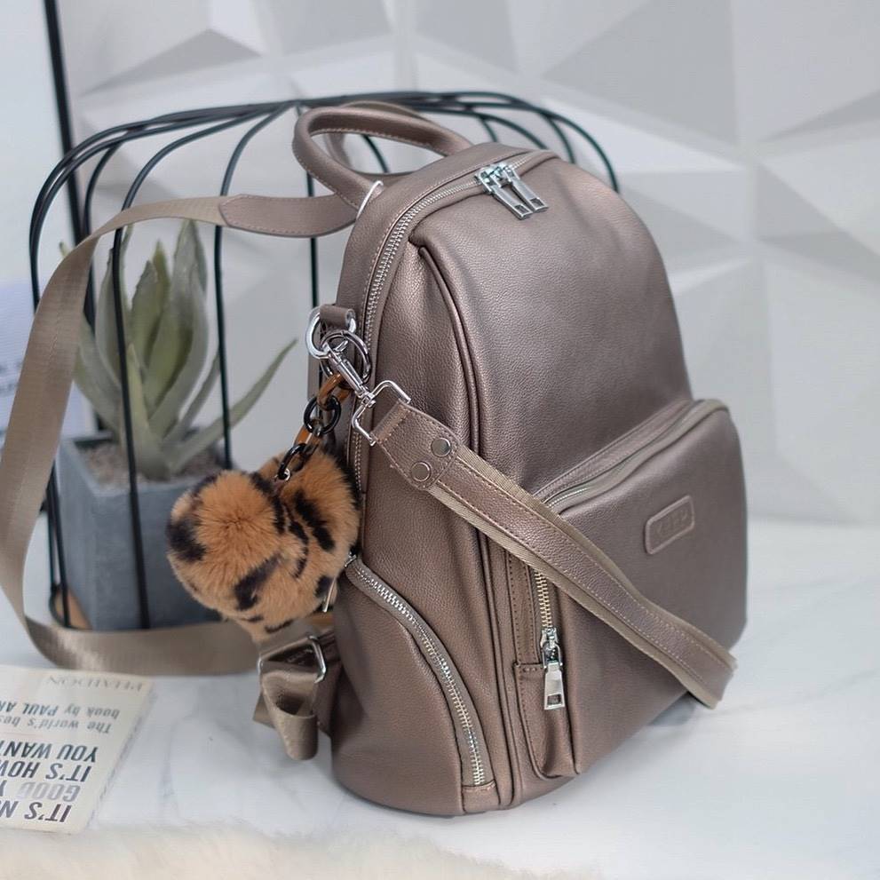 กระเป๋า ทรงน่ารัก มากๆๆๆ จากแบรนด์ KEEP รุ่น Misty backpack มาใหม่ หนัง Microfiber ผิวสัมผัสคล้ายหนังวัวแท้ เนื้อหนา นิ่มมือ พิเศษ!! เป้ใบนี้ มีสายสั้นหนังสำหรับสะพายไหล่ให้ด้วยคะ ใครชอบเป้สไตล์นี้ ห้ามพลาดเลยน๊า สวยจริง คอนเฟิร์มเลย