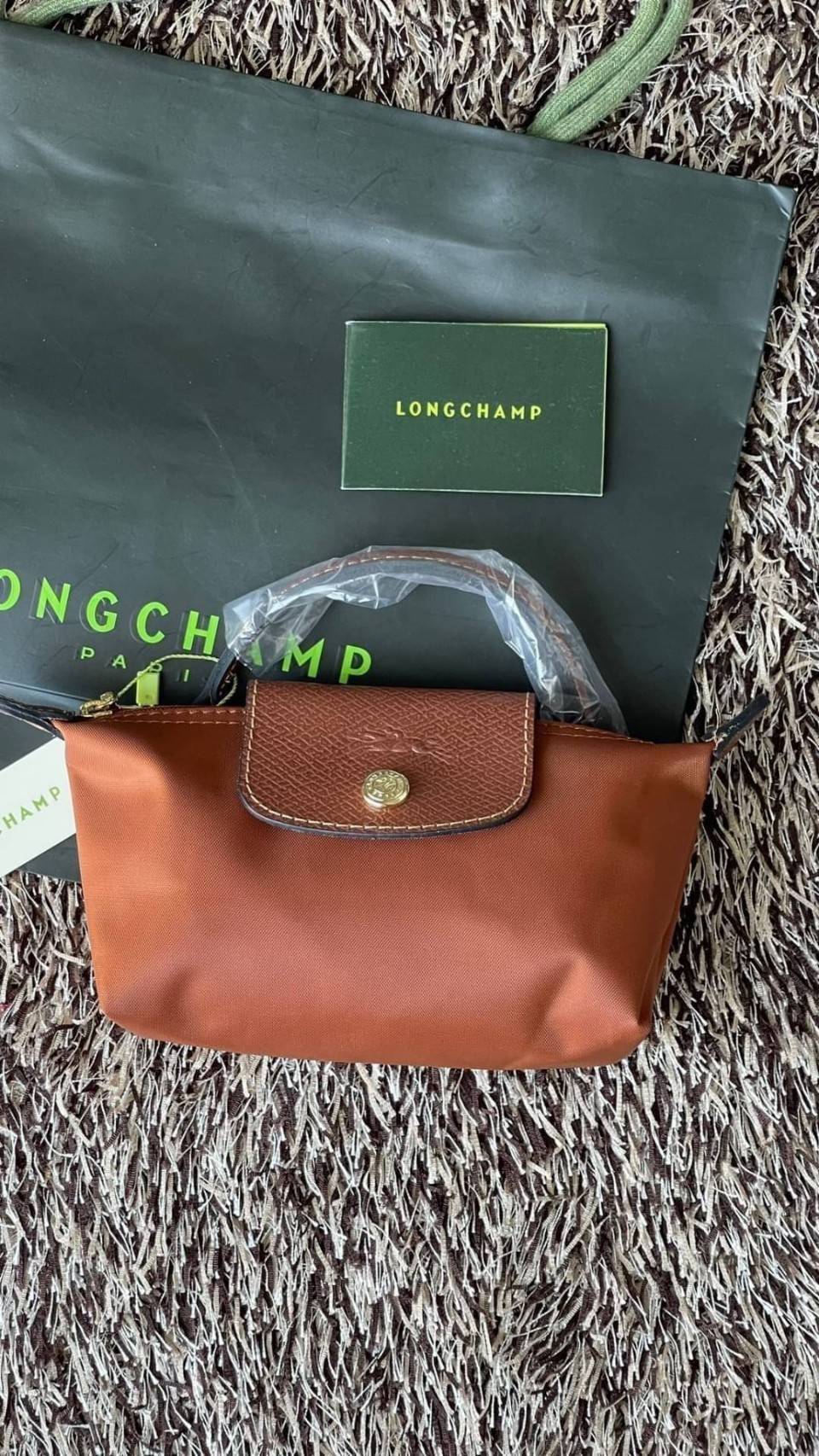 LONGCHAMP LE PLIAGE ORIGINAL Pouch with handle กระเป๋าถือขนาดมินิทรงpouch ให้ความหรูหราจาก Le Pliage (เลอ ปลิยาจ) ในขณะที่ที่ปิดแบบซิปช่วยให้คุณมั่นใจได้
