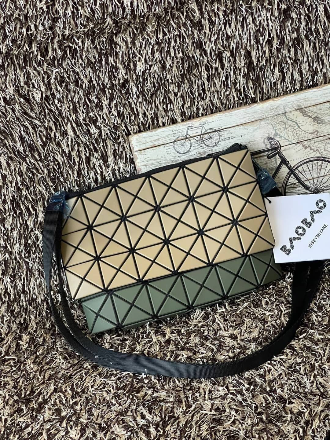 Baobao Issey Miyake Prism Kangaroo crossbody bag กระเป๋าสะพาย Crossbody รูปทรงสี่เหลี่ยมผืนผ้า ไซส์กำลังพอดี เห็นแบบนี้บอกเลยว่าใส่ของสำคัญได้แบบครบถ้วน ไม่ว่าจะเป็นโทรศัพท์ กระเป๋าตังค์ หรือพาวเวอร์แบงค์ จัดเป็นอีกหนึ่งรุ่นที่น่ารัก สายสะพายปรับได้ตามควา