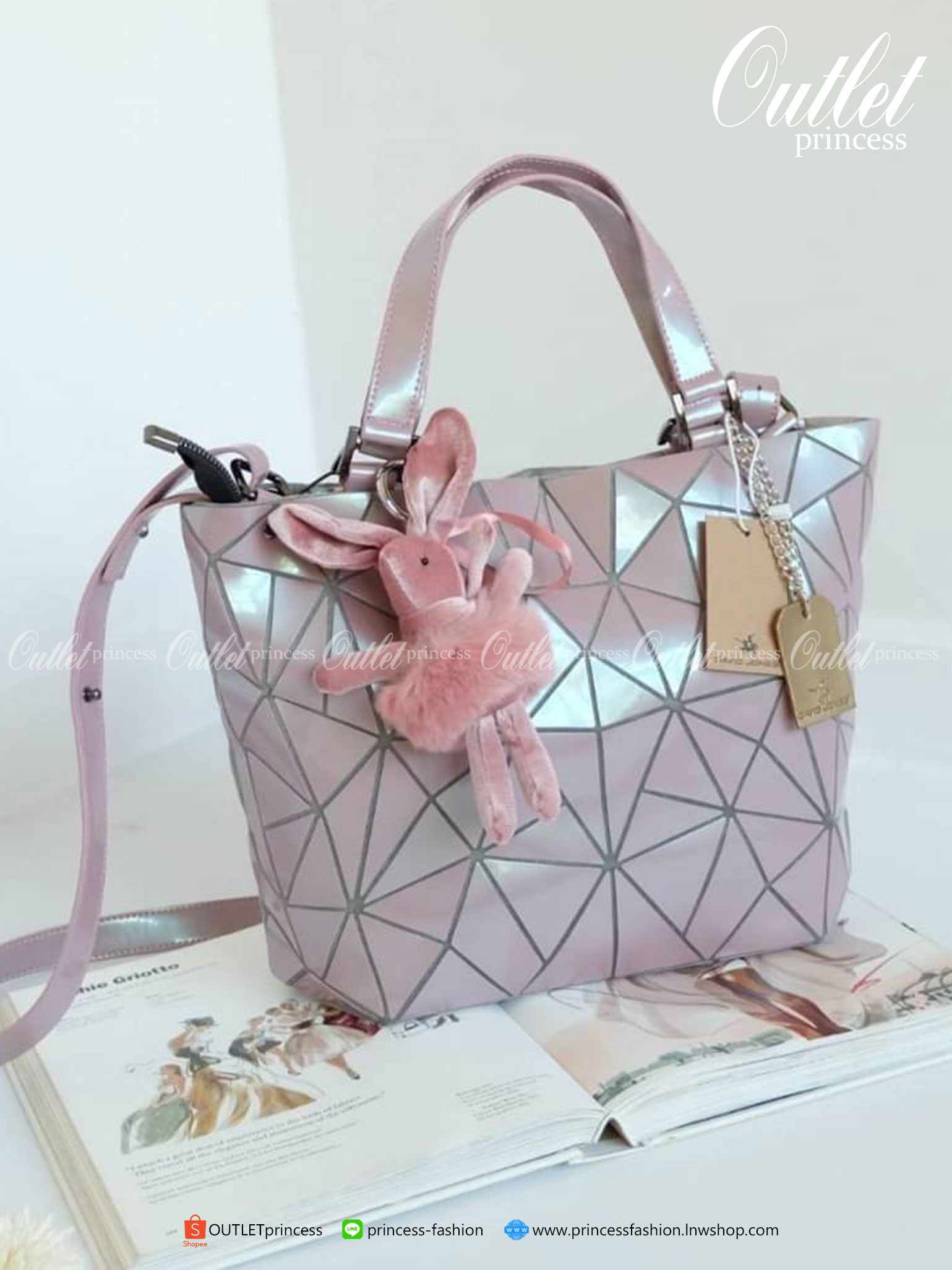 David Jones กระเป๋าสะพายข้างดีไซน์เกร๋มาก สีสวยหรูมาก ขนาดกะลังดีเลย ปรับทรงได้ 2 แบบ น่ารักมาก สี Rose pearl สวยที่สุด มาพร้อมกระต่ายเข้า set เลิศคะ