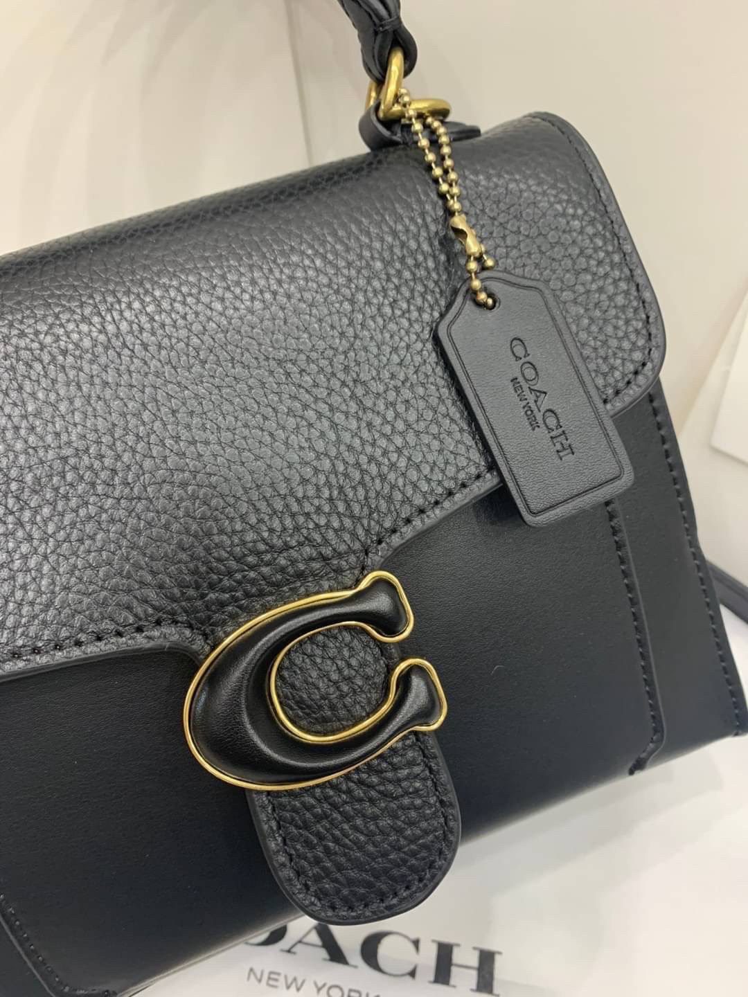 COACH TABBY TOP HANDLE 20 พร้อมส่งที่ไทยค่ะ! กระเป๋าหิ้ว//สะพายข้างได้ หนังแท้อย่างดี กหนึ่งใบทำหนังสองลายได้อย่างสวยงาม พร้อมโลโก้รุ่นใหม่ล่าสุดดูดีมากๆค่ะ เปิดปิดกระเป๋าแบบกดล็อค ภายในมีช่องหลักสองช่อง ใส่มือถือได้ทุกรุ่น;กระเป๋าเงินใบกลางได้;ของจำเป็นจ