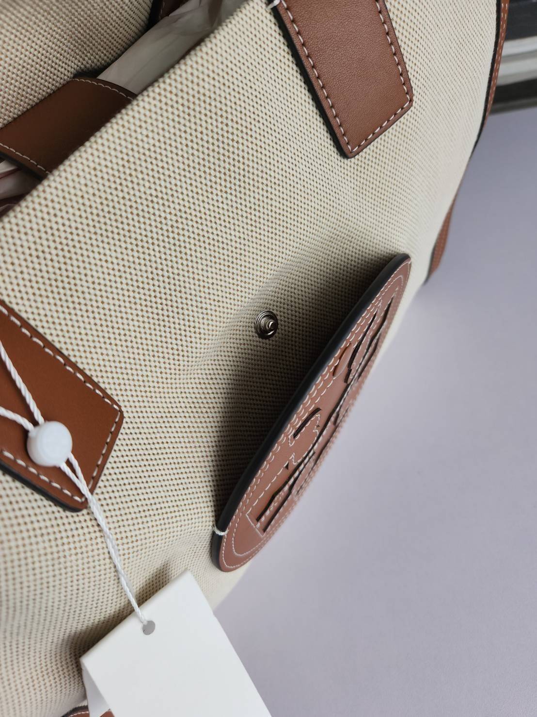 TORY BURCH ELLA CANVAS TOTE BAG กระเป๋าโท้ตน้ำหนักเบาของเราพร้อมป้ายโลโก้ Ella ทำจากผ้าใบที่ทนทานพร้อมรายละเอียดหนังและกระเป๋าด้านใน อเนกประสงค์ ทรงคลาสสิก และสร้างขึ้นอย่างสวยงามด้วยฝีมือช่างฝีมือ สายรัดแคบช่วยให้วางราบกับไหล่ได้อย่างสบาย เหมาะสำหรับทุกว