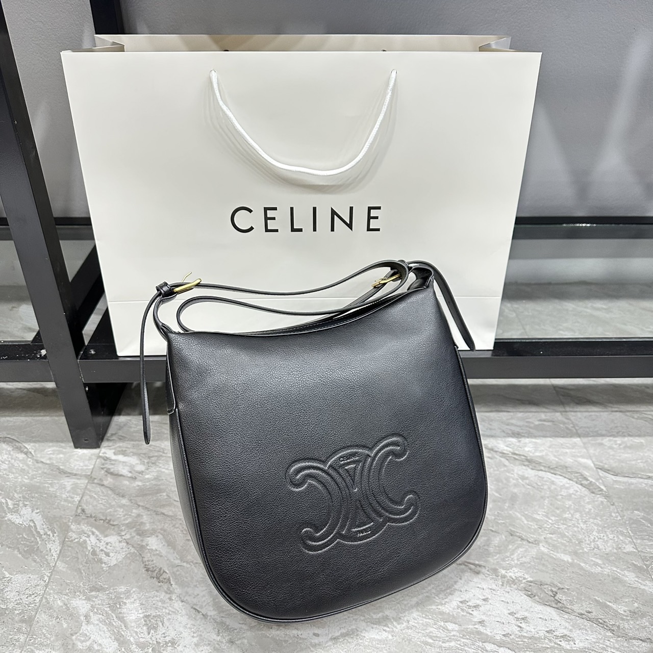 CELINE MEDIUM HELOÏSE BAG CUIR TRIOMPHE in supple / Celine Hobo Bag กระเป๋าสะพายทรงโฮโบ รุ่นฮอตตลอดไม่มีเอ้าท์ ใบใหญ่จะสัมภาระได้เยอะ สวยคลาสสิค เกรดออริ 1:1