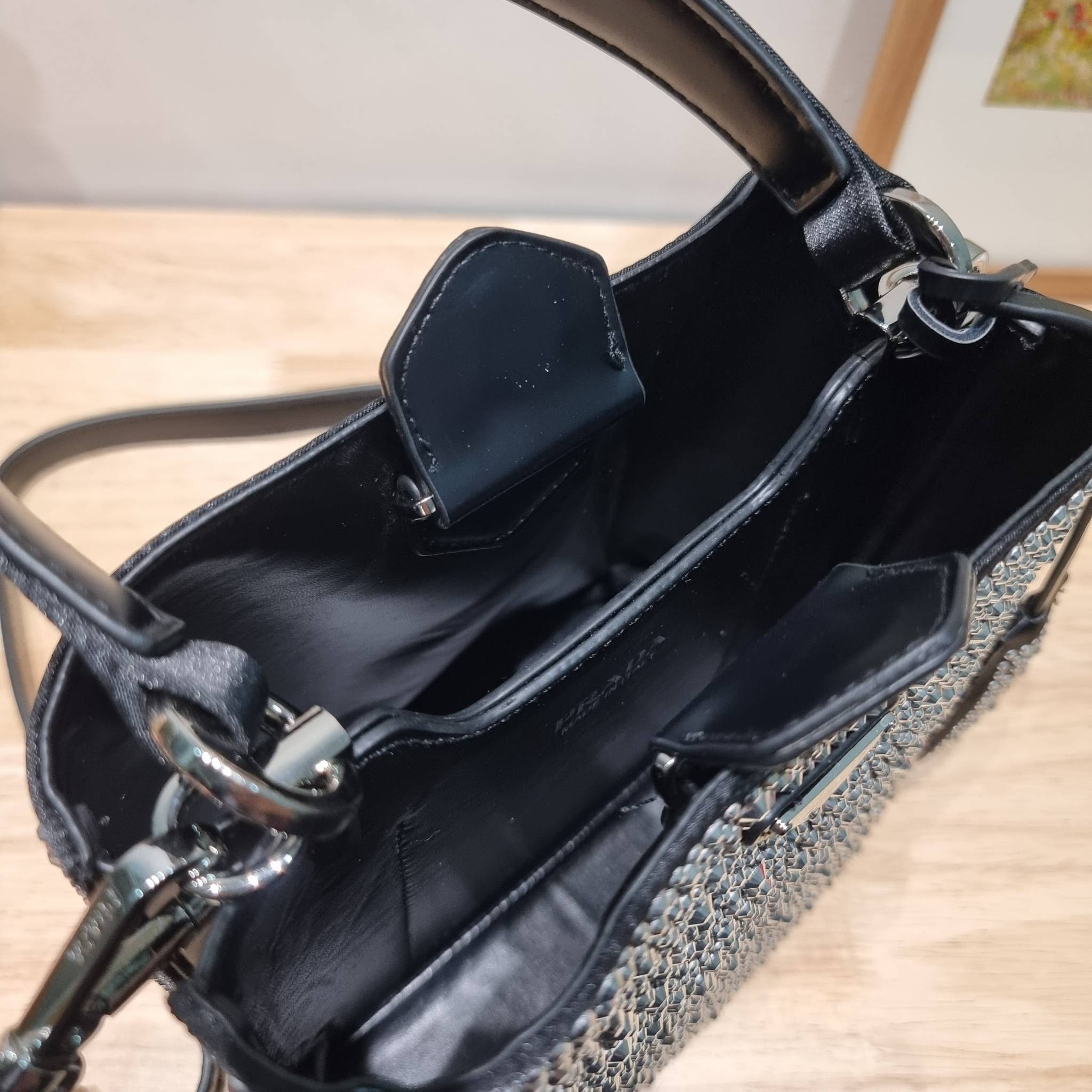 PRADA SMALL PANIER CRYSTAL EMBELLISHED TOTE BAG กระเป๋าสะพายทรงโท้ท ไซส์กำลังสวย หรูหรา โดดเด่น ถือออกงานก็ดูระยิบระยับเล่นแสง ทำให้ดูดีมีราคา มีสายคล้องในตัวและสายสะพายข้าง