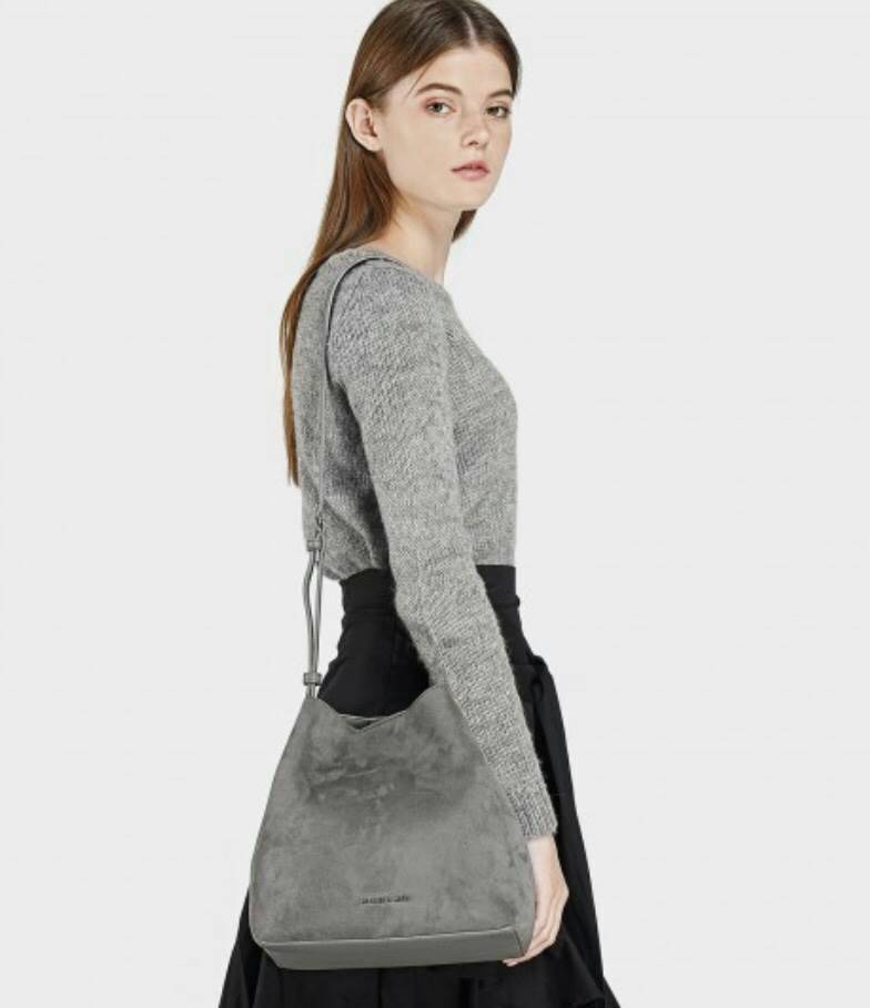 CHARLES & KEITH SLOUCHY SLING BAG 2018 กระเป๋าสะพายข้าง ปรับเปลี่ยนรูปทรงใช้งานได้ไม่จำเจ ปากกระเป๋าเป็นแม่เหล็ก มีสายเกี่ยวเพื่อปรับรูปกระเป๋า ให้เป็นทรงขนมจีบได้ค่ะ ภายในกระเป๋าโล่งกว้าง ใส่ของจุ รุ่นนีพิเศษ มีกระเป๋าใบเล็กแบบซิปห้อยมาให้อีก 1 ใบค่ะ ถอด