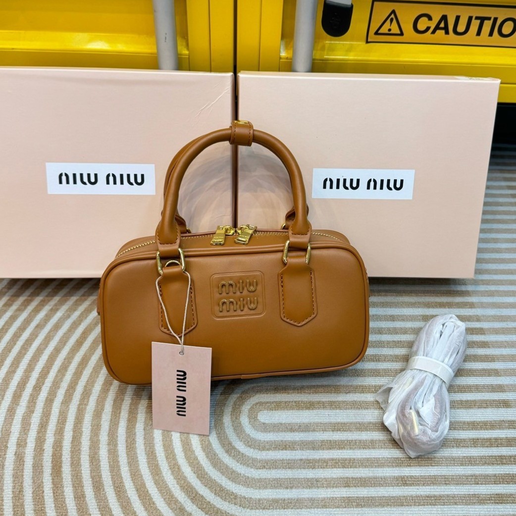 MIU MIU Arcadia leather bag 22cm Regular Size กระเป๋าถือ/สะพายสุดชิคมากในตอนนี้ ดีไซน์เรียบแต่มากมีอยู่จริง สวยดูแพง แมทชุดได้ง่ายสุด มินิมอลมินิใจ หูจับในตัวง่ายและสะดวกพกพา